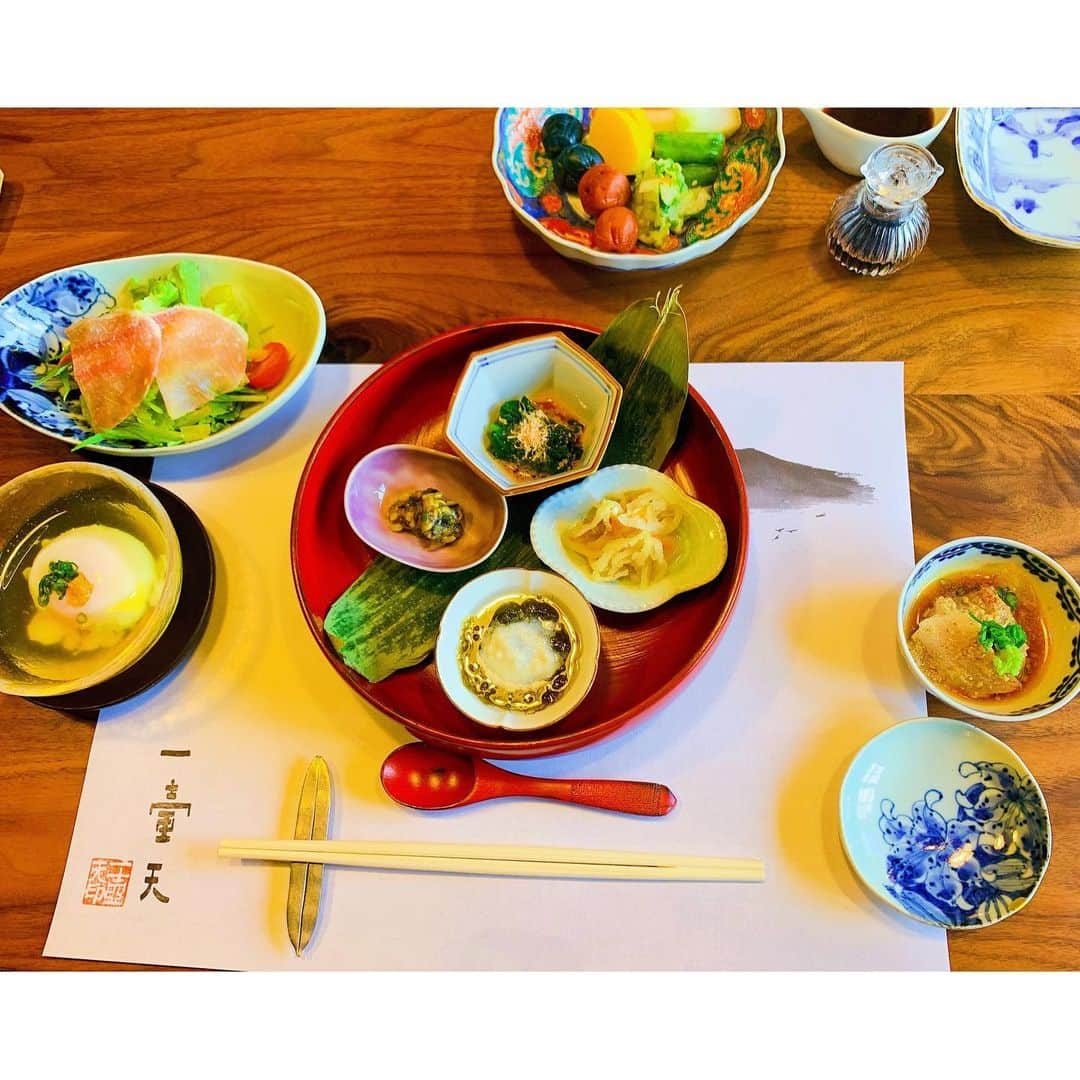 板野友美さんのインスタグラム写真 - (板野友美Instagram)「温泉や眺望 そして御飯や山の空気がとっても 美味しくて、 心身ともに癒されました😌𓂃 𓈒𓏸  大人になったら、山が好きになったなぁ。 大きくて、みてるだけで私達の日常を 包み込んでくれてるような包容力⛰  #温泉 #湯布院」12月29日 18時42分 - tomo.i_0703