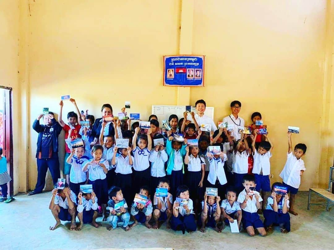 RyosukeTakenakaのインスタグラム：「My friends go to one of my schools in Cambodia. They offer some updated classes to children. . ハーバードの日本語講師よしのくんがカンボジアの学校に授業しに行ってくれてます^_^ありがとう . #Cambodia#school#chldren#teacher#study#カンボジア#学校#教育#education」