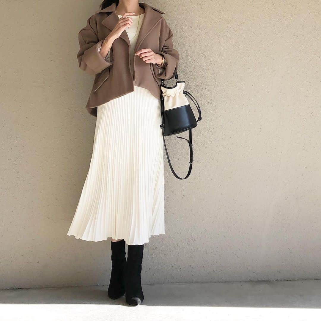 saaaay_kさんのインスタグラム写真 - (saaaay_kInstagram)「2019.12.29 coordinate…♡ 今年は断然ショートコートな気分！ ・ ・ Dolceのこのコートが入った Happy boxが販売スタートしてますよ✨ ・ ・ お気に入りのアームウォーマーなど アイテム詳細はブログに書きました✍️ ▷▷▷ @saaaay_k  ストーリーから見られます^ ^ ・ ・ outer/ @dolce._official  tops/ #feerichelu skirt/ @stylebar.jp  bag/ #dolce boots/ @charleskeith_jp ・ ・ プリーツスカートのインナーには 定番お助けアイテムのこちらを💁‍♀️ @majicalsherry_lme #マジカルシェリー」12月29日 18時45分 - saaaay_k