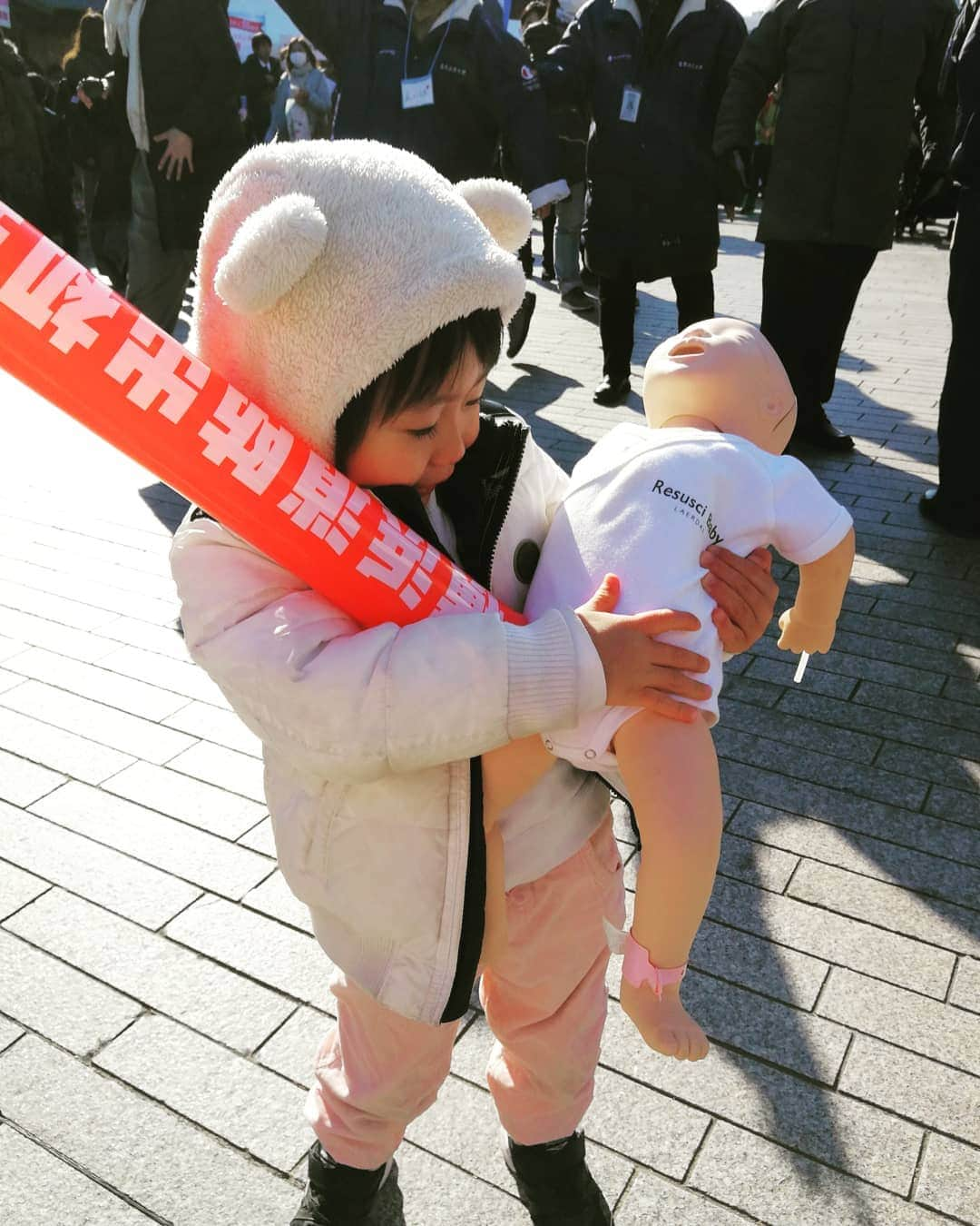 清野紗耶香さんのインスタグラム写真 - (清野紗耶香Instagram)「3歳児が赤ちゃんを抱っこするとこうなる、の巻👶👶 . #人形でよかった . . 本人は可愛がってるつもり。 #首の座っていない赤ちゃんを片手抱き  2019,1❄️ #3歳だった #まめちょびん #横浜消防出初式 #おにいちゃんぽいことするように  #キップキップ #はいチーズ#instakids  #キズナ #コドモダカラ #子供と暮らす #ままのて #はぐピク #子育てぐらむ#コドモノ #コノビー#すくパラ#mamano #comona  #mamanoko #子どもとお出かけ部#ママリ#ママタス #コズレ#いこーよ」12月29日 18時48分 - seino_sayaka