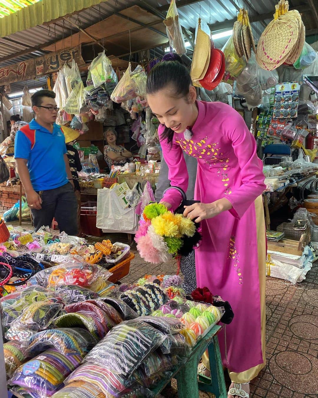水原希子 さんのインスタグラム写真 - (水原希子 Instagram)「ブラを捨て旅に出よう🌏❣️ ベトナムで人生初のアオザイを着ました🌷 この黄色の小花はペイントなんだよ🌼 可愛すぎて毎日着たい🥺💞 ベトナムでは、マーケットで可愛いシュシュを買ったり、夜の街でヘルメットを被ったワンコに遭遇したり、本場のフォーやフーテウが美味しすぎて感動したり、スイティエン公園で迷子を探したり、ランブータンと龍眼をバカ食いしたり、、思い出が沢山💭 毎日ココナッツ飲んでました🥥 今すぐにでも戻りたい大好きな場所になりました😊 ブラ捨ては１月２４日金曜日からHuluで独占配信💚 沢山の方に見て頂きたいです！ @brasute_hulu @hulu_japan  #ブラを捨て旅に出よう #ブラ捨て #kikosinfinitejourney #vietnam」12月29日 18時50分 - i_am_kiko