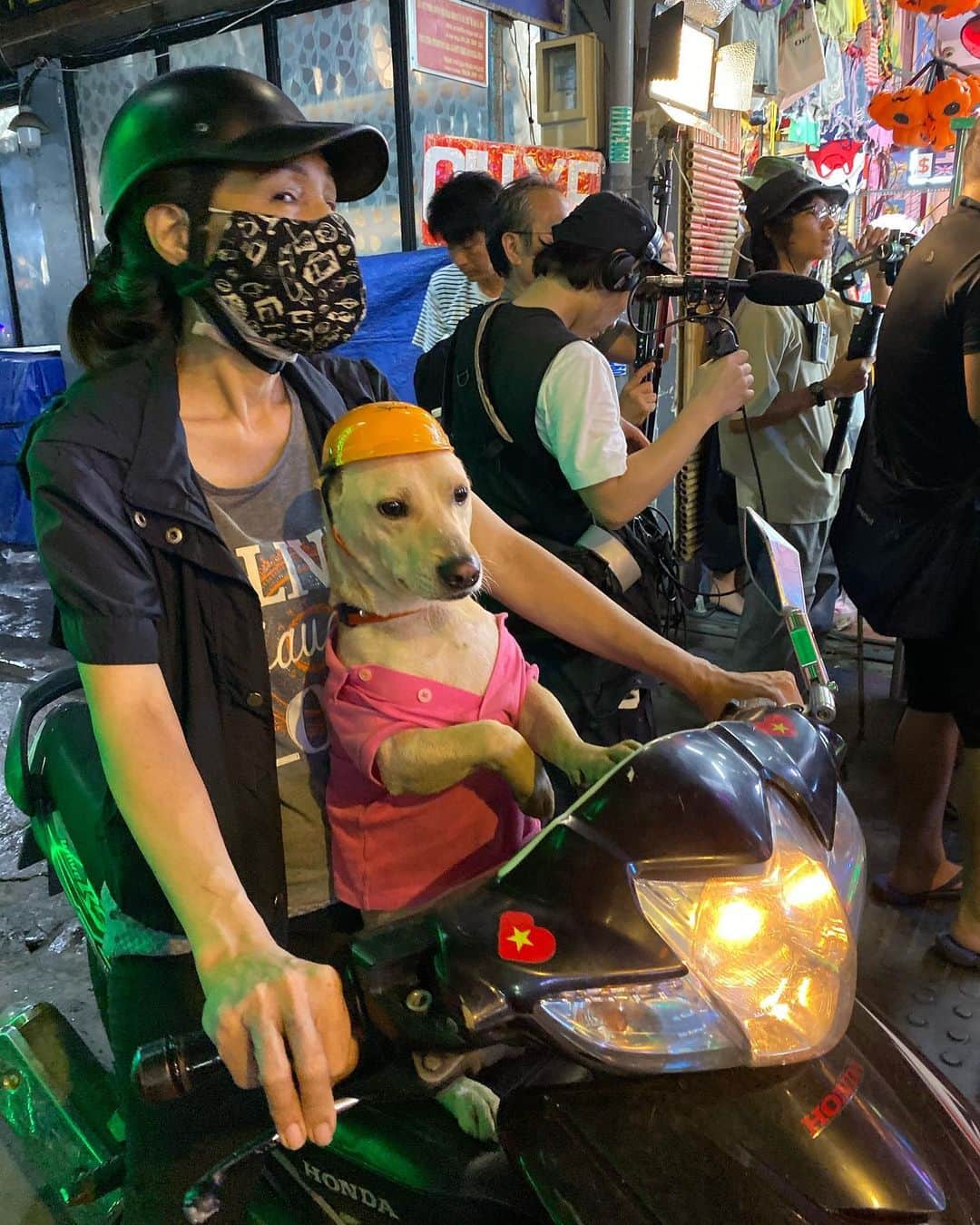 水原希子 さんのインスタグラム写真 - (水原希子 Instagram)「ブラを捨て旅に出よう🌏❣️ ベトナムで人生初のアオザイを着ました🌷 この黄色の小花はペイントなんだよ🌼 可愛すぎて毎日着たい🥺💞 ベトナムでは、マーケットで可愛いシュシュを買ったり、夜の街でヘルメットを被ったワンコに遭遇したり、本場のフォーやフーテウが美味しすぎて感動したり、スイティエン公園で迷子を探したり、ランブータンと龍眼をバカ食いしたり、、思い出が沢山💭 毎日ココナッツ飲んでました🥥 今すぐにでも戻りたい大好きな場所になりました😊 ブラ捨ては１月２４日金曜日からHuluで独占配信💚 沢山の方に見て頂きたいです！ @brasute_hulu @hulu_japan  #ブラを捨て旅に出よう #ブラ捨て #kikosinfinitejourney #vietnam」12月29日 18時50分 - i_am_kiko