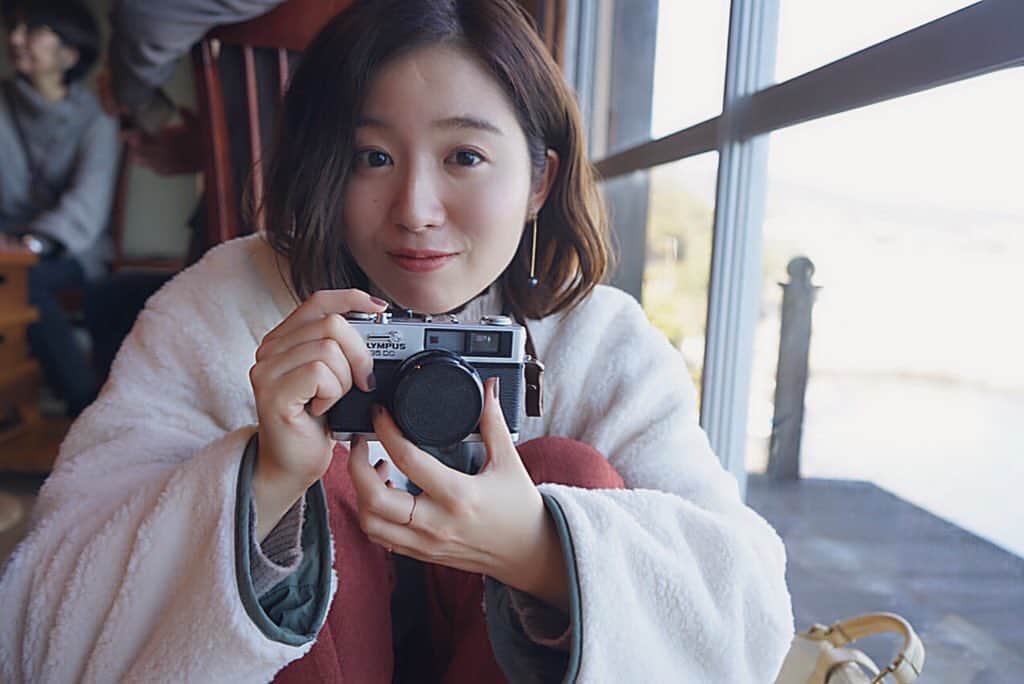 杏沙子さんのインスタグラム写真 - (杏沙子Instagram)「ㅤㅤㅤㅤㅤㅤㅤㅤㅤㅤㅤㅤㅤ フィルムカメラを始めた2019年📷 ㅤㅤㅤㅤㅤㅤㅤㅤㅤㅤㅤㅤㅤ いつも"何か"を撮っているけど やり直しが効かないフィルムカメラは "時間"を切り取っている感覚になれて楽しいうれしい。 ㅤㅤㅤㅤㅤㅤㅤㅤㅤㅤㅤㅤㅤ 切り取る瞬間を探す意識が生まれたからか 普段の世界の見え方も変わったな、2019年 ありがとうカメラくん 来年もよろしくカメラくん #film #olympus35dc」12月29日 18時52分 - asako.ssw