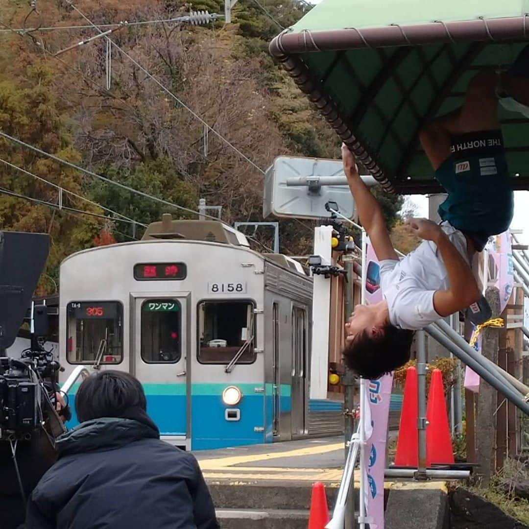 楢崎智亜さんのインスタグラム写真 - (楢崎智亜Instagram)「年始のメディア出演情報です📺  1月1日(水) 午後0時～OA とちぎテレビ  新春知事対談 ———————————— 1月1日(水) 午後6時～OA 日本テレビ系列  ウルトラマンDASH 「電車内を空中移動し、時限爆弾を解除出来るか⁈」 ———————————— １月５日、１２日、１９日、２６日 朝日新聞「未来ノート」 4回に渡って連載されます！ ———————————— 1月8日（水）午後6時40～OA NHK宇都宮「とちぎ640」  是非ご覧ください！🚃🚃🚃 ————————————— @au_official @thenorthfacejp #アイディホーム @air_sleeptechnology @unparallelup @frictionlabs」12月29日 18時53分 - tomoa_narasaki