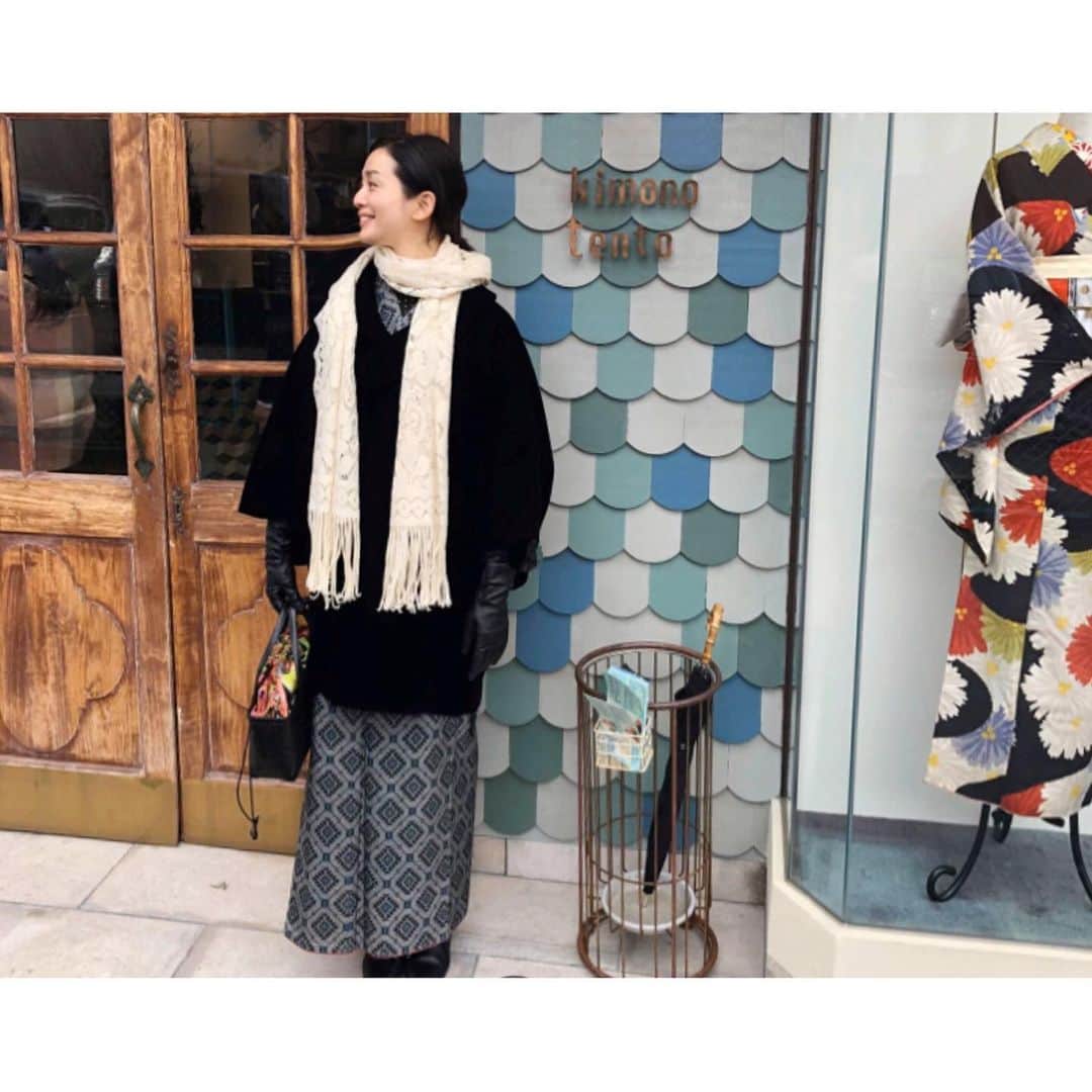竹中友紀子のインスタグラム：「#アンティーク着物  着物で京都旅。京都から二駅、大津。 念願のkimono tentoさんにて。 アンティーク着物のイベント等で日本各地でおじゃまさせていただいているのですが、ようやく大津のお店におじゃますることができました^ ^ tentoさんで出会ったベロア素材のアンティークの着物コートに早速お着替え。 2枚目は真剣に物色中の私(^^;;」