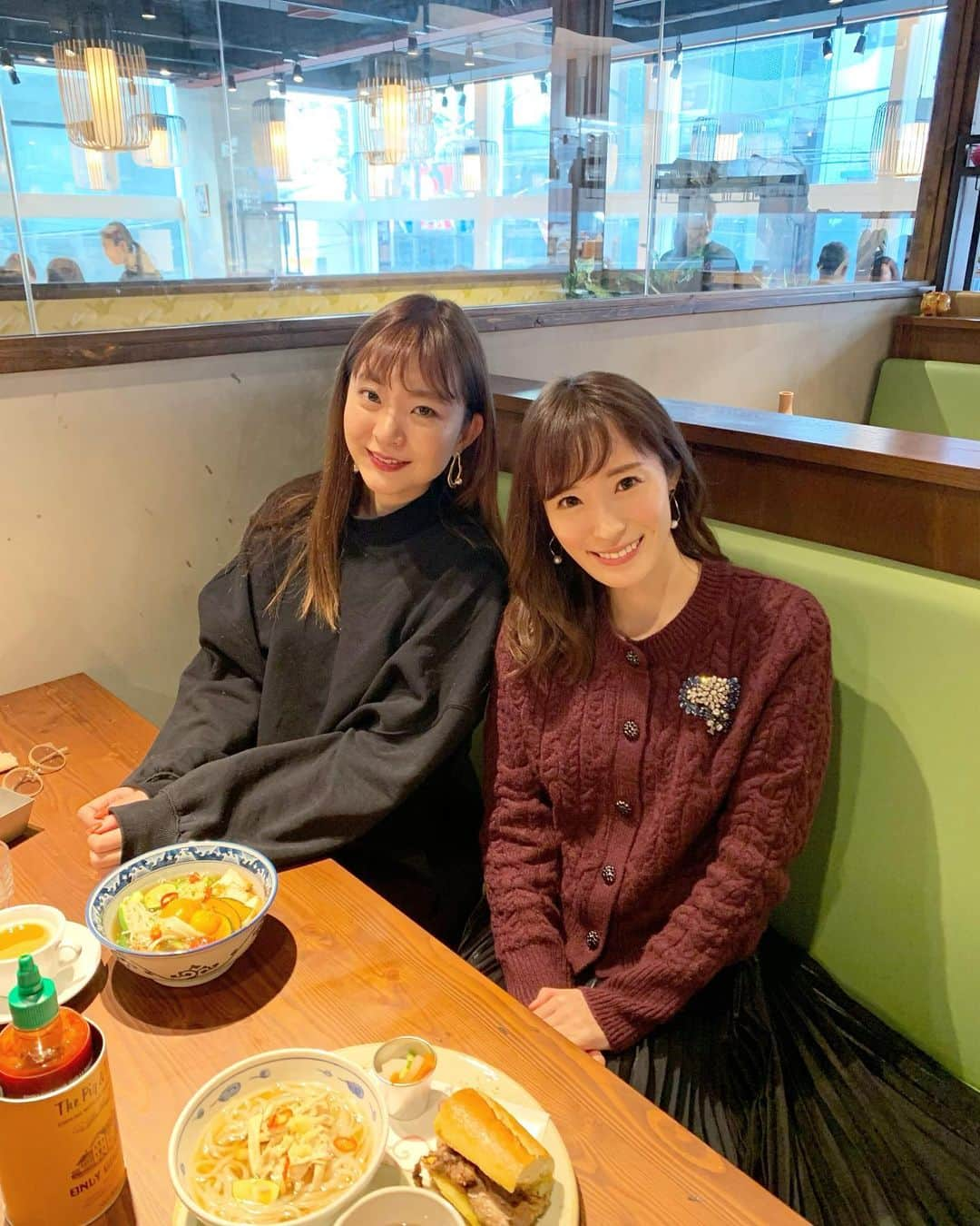 小林真由さんのインスタグラム写真 - (小林真由Instagram)「⋆﻿ ⋆﻿ 念願叶ってまみえさん (@mamie108 )とlunch🥺✨﻿ ﻿ 日本に上陸したばかりの @pigandtheladyjp に﻿ 行きました💕﻿ 久しぶりのベトナム料理🤤﻿ ハワイで人気のレストランで﻿ フォーもバインミーも﻿ 美味しくて美味しくて😳🌺﻿ ぺろり お昼だけ食べられるバインミーは﻿ そのまま食べてもスープにディップしても最高でした🙈﻿ (私はパクチー抜きなので色味が🙇‍♂️) 変わったメニューも沢山あって﻿ 早速ハマってしまった🌭﻿💭 ﻿ グルメなまみえさんと食事の話﻿ お仕事の話本当に楽しく﻿ 有意義な時間でした🙈❣️﻿ 子連れにも女子会にもお勧めのお店です♡﻿ ﻿ #thepigandthelady #ebisu #ザピッグアンドザレディー #恵比寿 #ベトナム料理 #ランチ #カフェ #子連れランチ #ママライフ #女の子ママ﻿」12月29日 18時58分 - mayukobayashii