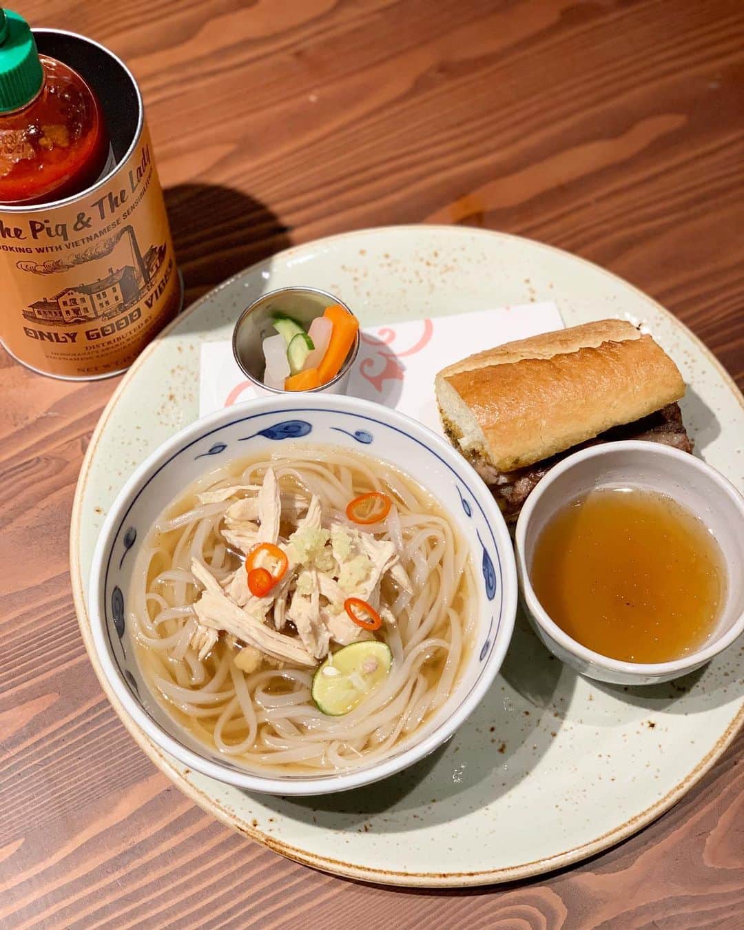 小林真由さんのインスタグラム写真 - (小林真由Instagram)「⋆﻿ ⋆﻿ 念願叶ってまみえさん (@mamie108 )とlunch🥺✨﻿ ﻿ 日本に上陸したばかりの @pigandtheladyjp に﻿ 行きました💕﻿ 久しぶりのベトナム料理🤤﻿ ハワイで人気のレストランで﻿ フォーもバインミーも﻿ 美味しくて美味しくて😳🌺﻿ ぺろり お昼だけ食べられるバインミーは﻿ そのまま食べてもスープにディップしても最高でした🙈﻿ (私はパクチー抜きなので色味が🙇‍♂️) 変わったメニューも沢山あって﻿ 早速ハマってしまった🌭﻿💭 ﻿ グルメなまみえさんと食事の話﻿ お仕事の話本当に楽しく﻿ 有意義な時間でした🙈❣️﻿ 子連れにも女子会にもお勧めのお店です♡﻿ ﻿ #thepigandthelady #ebisu #ザピッグアンドザレディー #恵比寿 #ベトナム料理 #ランチ #カフェ #子連れランチ #ママライフ #女の子ママ﻿」12月29日 18時58分 - mayukobayashii