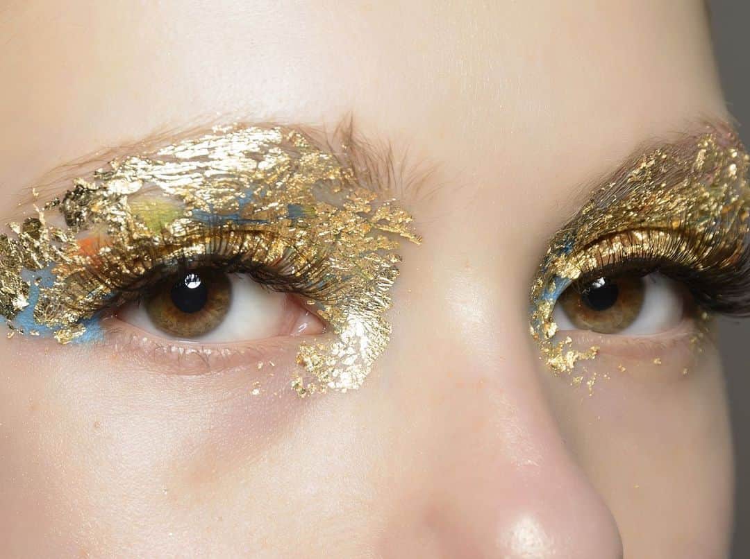 ELLE Germanyさんのインスタグラム写真 - (ELLE GermanyInstagram)「Time to shine! An Silvester setzen wir auf goldenes Augen-Make-up!⭐️ Wie du dir den Look für den perfekten Glanzauftritt richtig schminkst, kannst du jetzt auf ELLE.de nachlesen! #makeup #goldeneyeshadow #beauty #style #newyearsmakeup #ellegermany」12月29日 19時13分 - ellegermany