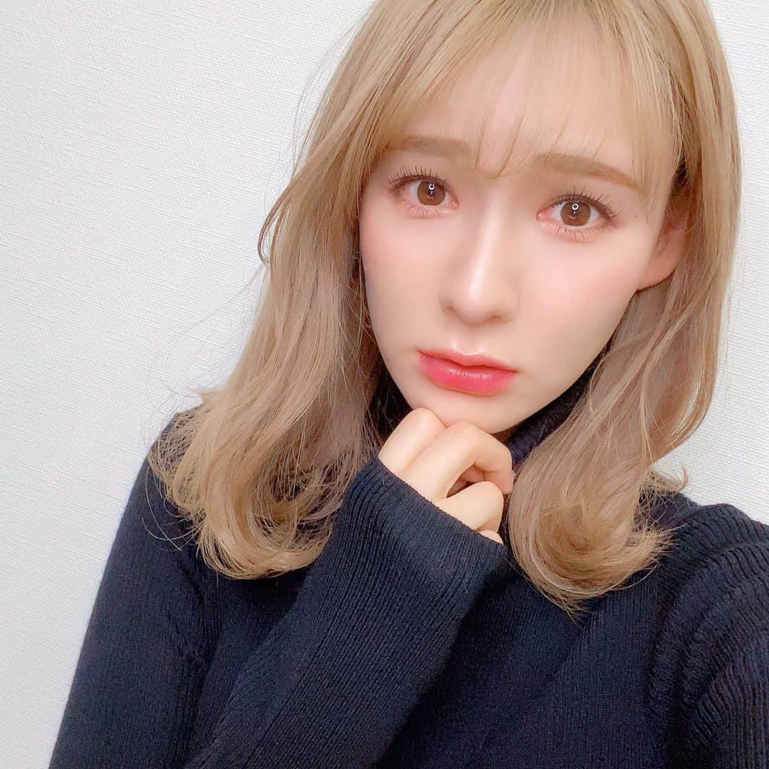 永棟安美さんのインスタグラム写真 - (永棟安美Instagram)「ずっと要らない、変えなくていいって言い張ってたんだけど、、こおちゃんがiPhone11Proに変えてくれた😐❤️どお？変わった😮？？？﻿ ﻿ ﻿ ﻿ ﻿ #ハイトーン #ファッション #タートルネック #タートルネックニット #タートルニット #メイク好き #今日のメイク #コスメ好きさんと繋がりたい #コスメオタク #美容好き #コスメ #デパコス #コスメレビュー #コスメ購入品 #コスメレポ #メイク動画 #メイク #今日の顔 #ユーチューバー #お気に入りコスメ #youtuber #youtube #cosmetics #makeup #instabeauty #followme #instagood #instalike #instacosmetics #iphone11pro」12月29日 19時10分 - ami_nagamune