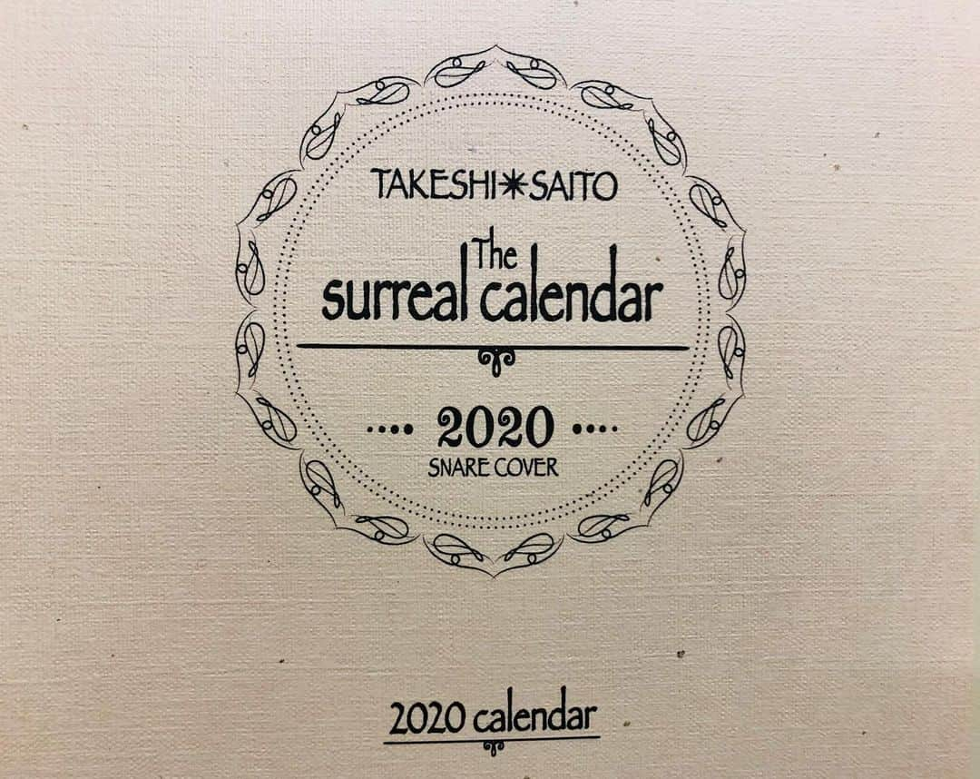 斎藤洸さんのインスタグラム写真 - (斎藤洸Instagram)「シュール画カレンダー、沢山のご注文ありがとうございました！！壁掛けも卓上もあっという間に売り切れてしまい、買えなかった方々の声が沢山届いてます😭 数量限定にはなりますが少し増やせそうなので、ご案内をお待ち下さい🙏 #シュール画#絵#イラスト#snarecover#スネアカバー#calendar#カレンダー#2020」12月29日 19時16分 - snare_saitou