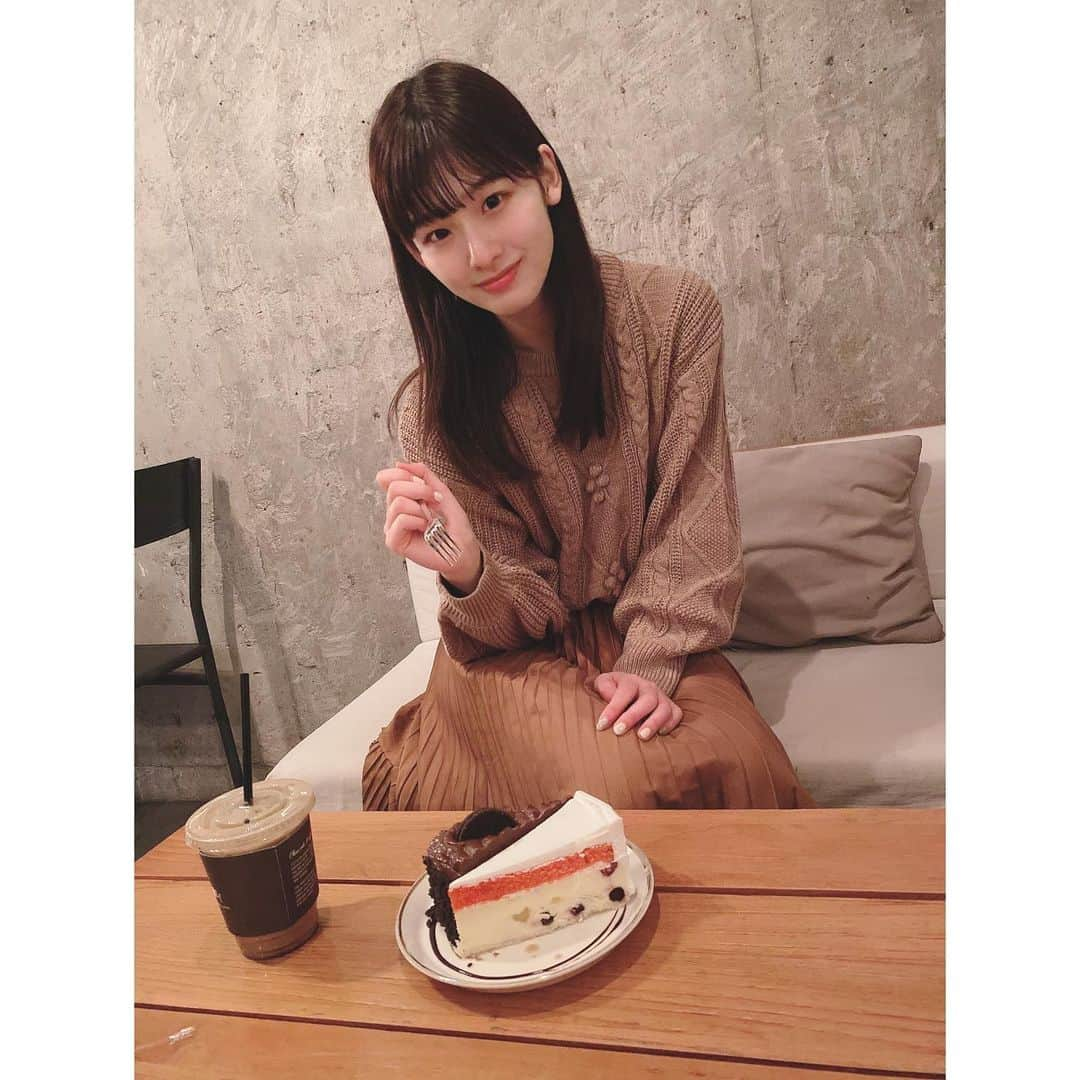 浅井七海さんのインスタグラム写真 - (浅井七海Instagram)「.﻿ オレオチーズケーキ🧀🍫﻿ カロスキルの有名なチーズケーキ屋さんに﻿ 行くことが出来ました！！！🥺🙌🏻﻿ チーズケーキが27種類くらいあって﻿ 何味にするか迷っちゃった〜！﻿ 向かいのお店も可愛かったし、﻿ カロスキル可愛いカフェ沢山あって﻿ 胃袋が足りません😯笑﻿ ﻿ oreo cheese cake🧀🍫﻿ I was able to go to a famous cheese cake shop in garosugil!!!🥺🙌🏻﻿ There are 27 different kinds of cheesecake, so I was hesitant about which to eat~!﻿ The shop opposite is also cute, and garosugil  has many cute cafes.﻿ I don't have enough stomachs.😯﻿ ﻿ #가로수길 #C27 #커피 #치즈케이크﻿ #カロスキル #カロスキルカフェ #韓国カフェ #チーズケーキ」12月29日 19時30分 - naamin48_