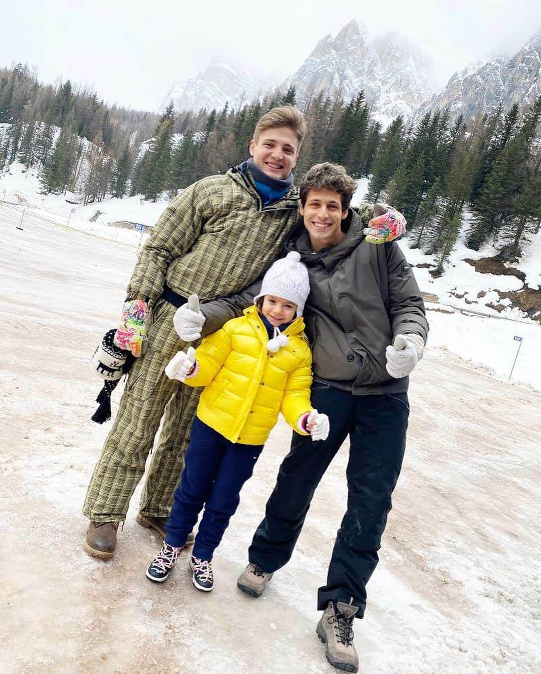 ラウラ・パウジーニさんのインスタグラム写真 - (ラウラ・パウジーニInstagram)「Oggi ciaspole ai piedi e si parte... nuova gita di famiglia nella neve! ❄️ E voi che farete in questa ultima domenica del 2019?  Hoy nueva excursión familiar... nos ponemos las raquetas de nieve y nos vamos! ❄️ Y vosotros, ¿qué haréis este último domingo del año?  Today with snowshoes on our feet we’re about to go on a snow another trip! ❄️ What about your last Sunday of 2019? What are you up to?  Hoje um novo passeio em família... colocamos nossas raquetes de neve e partimos! ❄️ E vocês, que farám neste último domingo do ano?  Aujourd'hui raquettes aux pieds et c'est parti ... nouvelle sortie en famille dans la neige! ❄️ Et vous que ferez-vous ce dernier dimanche de 2019?  Photo: @paolocartaofficial  #PauScini #Snow #Family #Winter #Sunday #holiday」12月29日 19時31分 - laurapausini