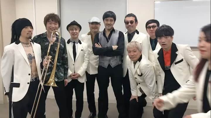 マキシマム ザ ホルモンのインスタグラム：「‪CDJ2019。スカパラ先輩のステージで、なんと！！メガラバをカバーしてくれて、ダイスケと2人参加してきました！‬ ‪先にダイスケがスカパラの曲で出て行った時の大歓声！ 完全に鳥肌！からの泣き！ まじ感動した。。涙 そしてスカパラの圧倒的な演奏力！！ あんな豪華なメガラバ…やばい。 ‪スカパラ先輩、本当にありがとうございました！‬ ‪そして実は上原太（紅白アーティスト）も現場に来てました。…出ろやww 2019年、ありがとうございました！ 2020年も、どうぞ宜しくお願いします！ 皆さまよいお年を！ byナヲ‬  #CDJ #カウントダウンジャパン #CDJ1920 #東京スカパラダイスオーケストラ #マキシマムザホルモン #恋のスカパラ #リゾラバ #うちらのミルクボーイ的MC長すぎ #セカオワはホルモンのハトコや」