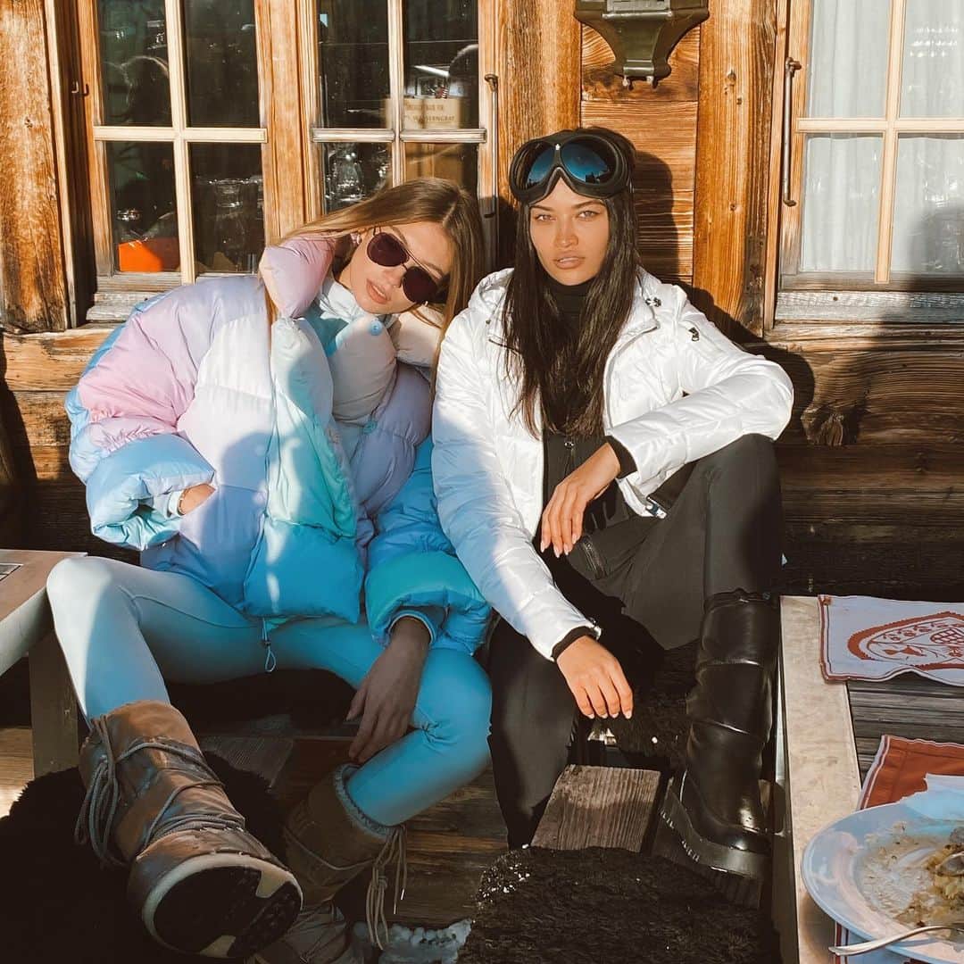 シャニーナ・シャイクのインスタグラム：「Snow bunnies 🐰💕❄️🎿」