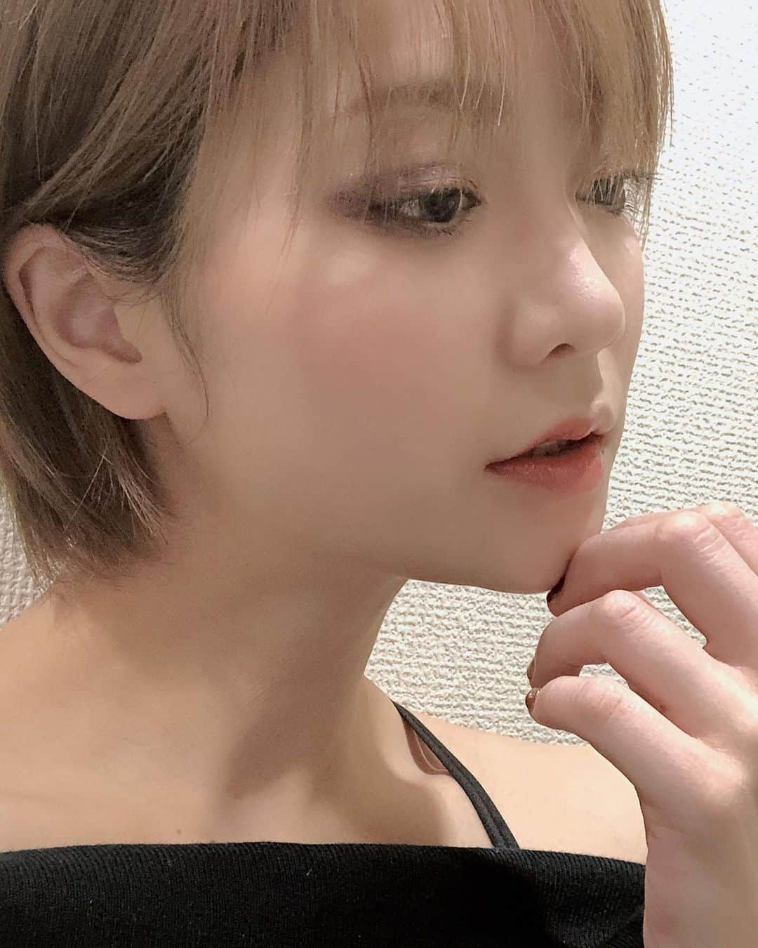 芹川有里さんのインスタグラム写真 - (芹川有里Instagram)「気分を変えたいときにたまにカラコンをするのですが、Refrearさんの1-day Refrear BIJOUというシリーズのカラコンをしてみました💡 リアルオリーブのカラーなんですが、思った以上に綺麗に馴染む色味でお気に入りです☺️✨✨ ゴロゴロしないし度数もだいぶあってとてもありがたい✨ 他の色も試してみたくなりました👀🌱✨ . #カラコン #ワンデーリフレエビジュー #Refrear #ゴロゴロしないカラコン #リアルオリーブ #気分転換」12月29日 19時32分 - seri53