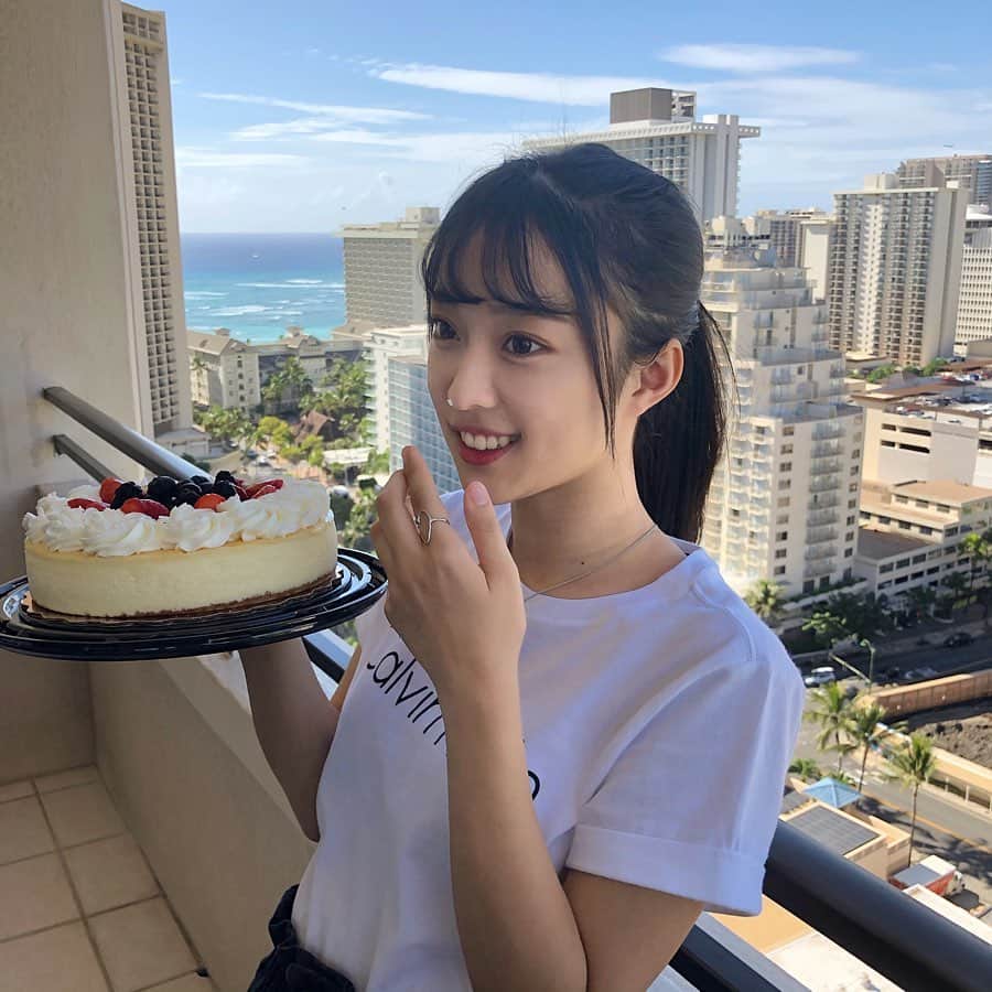 川畑綾理のインスタグラム：「newyork cheesecake🤤 . . .  #hawaii #oahu #waikiki #waikikibeach #honolulu #travel #beach #surf #calvinklein #sea #ootd #cheesecake #l4l #f4f #ハワイ #オアフ島 #ワイキキ #ワイキキビーチ #ホノルル #旅行 #ハワイ旅行 #海 #チーズケーキ #服 #いいね返し #フォロー返し #분장 #코스프레 #シブサン #プラチナムプロダクション」