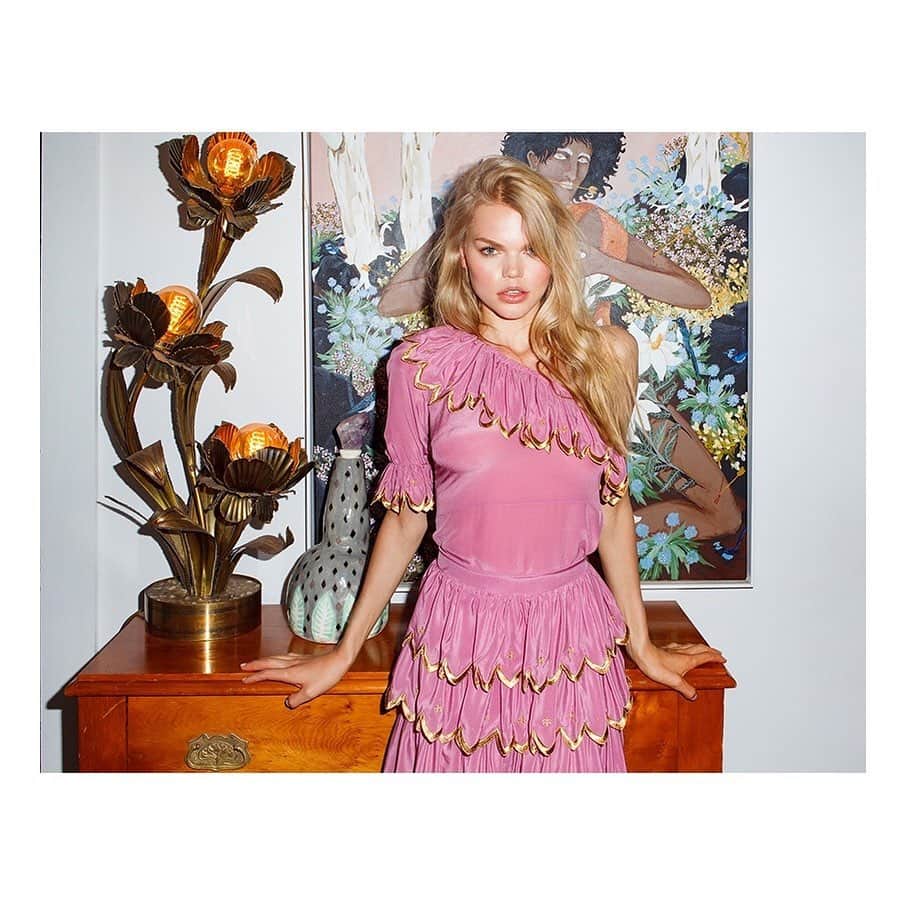 ココリボンさんのインスタグラム写真 - (ココリボンInstagram)「💘Our Fleetwood Dress is the perfect shade of party pink with pretty golden embroidery. Purchase it now for $239 (from $595) using BOXING20 at check-out for a short time only ⚡️ Limited Edition and available online and in-store @collectiveonqueen 👑 Tap on Image to shop it at our e-boutique in AUD, US, HK$, €, £ • Worldwide Ship • AFTERPAY • Returns Magic • Flat international ship rate of $14.95 • Free ship for AUD and NZ orders over $300 • Express ship options ✈️ #cocoribbon #bohemeluxe #luxe #luxefabric #silk #timeless #prints #chinoiserie #chinois #fashion #boutique #blouse #dress #shop #love #instastyle #london #sydney #ruffles #florals #embellishment #colourcrush #colour #welltravelled #chic #limitededition」12月29日 19時34分 - cocoribbon_official