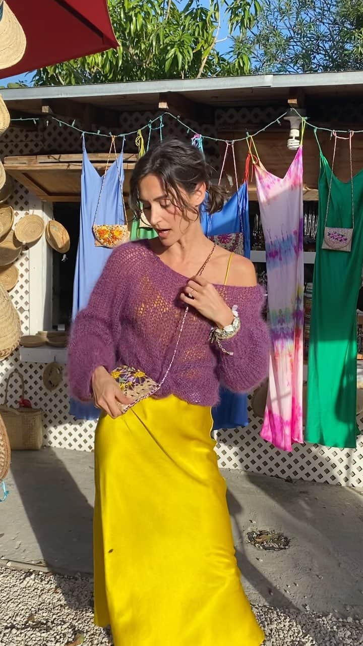 ダニジョーのインスタグラム：「In this episode of On Holiday With Danni, @danielleasnyder pops by her favorite basket shop @aandahiddentreasures and shows us how to knot a sweater (or tee) and wear your slip as a skirt. She also demonstrates why it’s ok to wear slippers outside the house. Watch and see 😎」