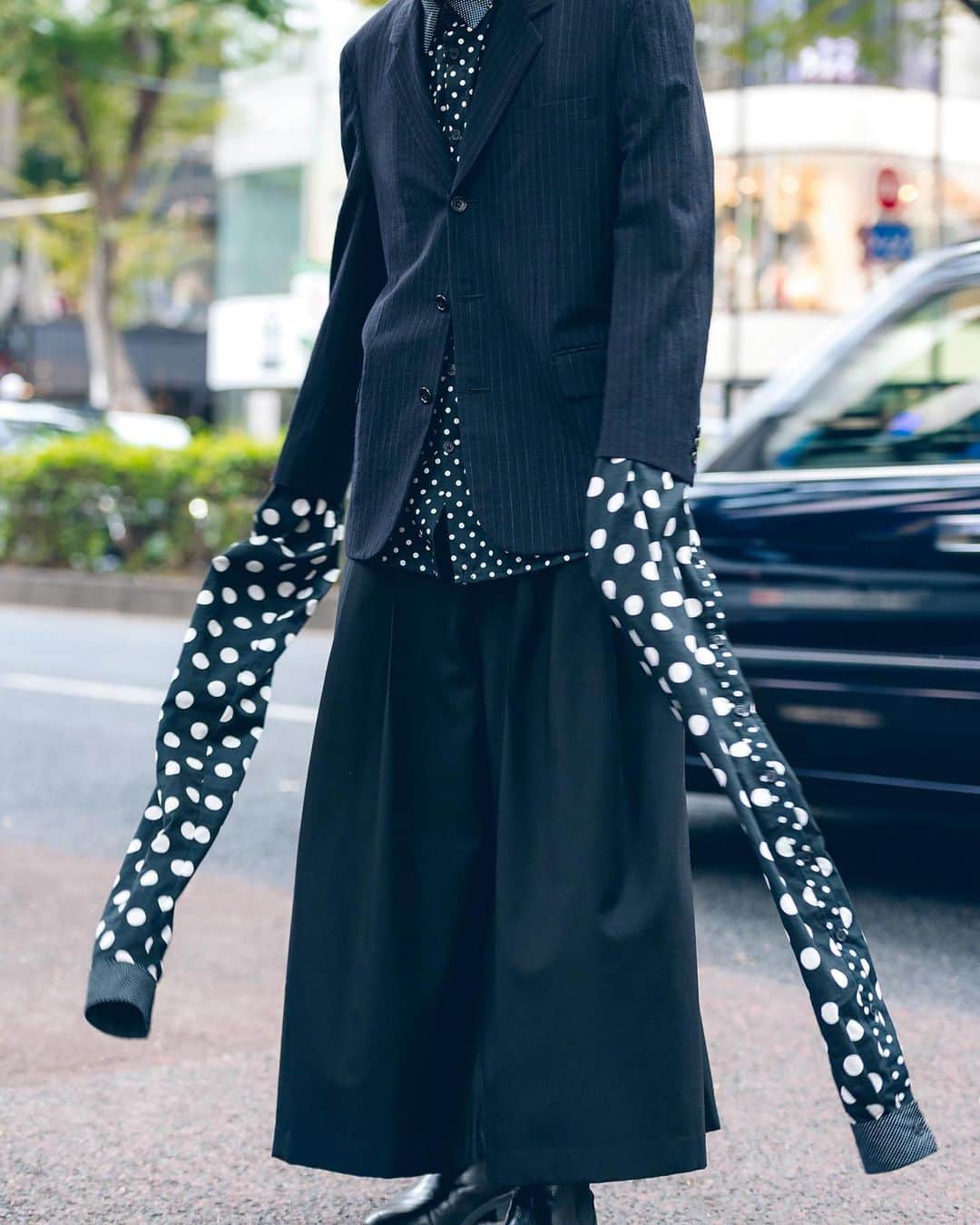 Harajuku Japanさんのインスタグラム写真 - (Harajuku JapanInstagram)「19-year-old Japanese student Nagi (@12.na.167) on the street in Harajuku wearing a handmade polka dot shirt with extra long sleeves, a Comme des Garcons blazer, Lad Musician wide leg pants, and black boots.」12月30日 5時07分 - tokyofashion