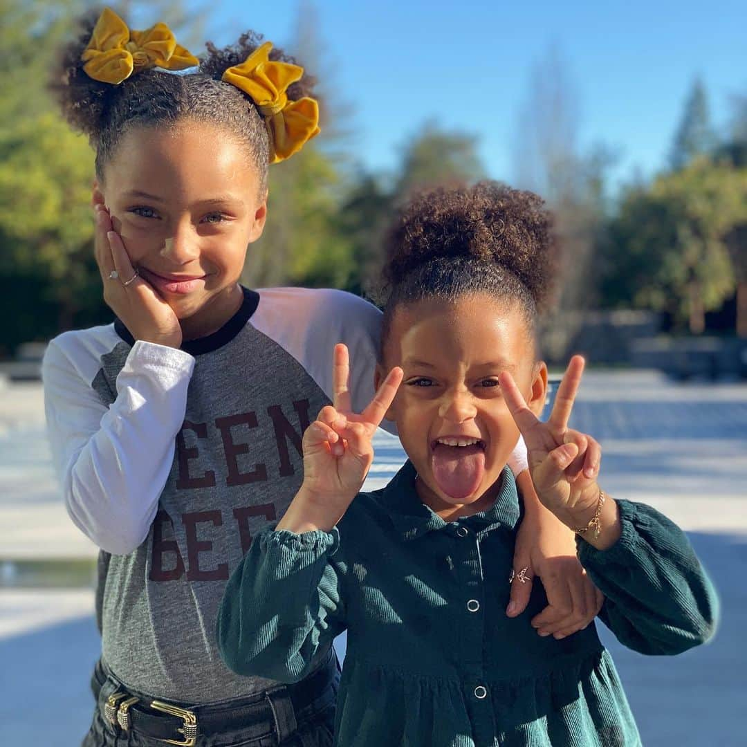 エイヨシャ・カレーさんのインスタグラム写真 - (エイヨシャ・カレーInstagram)「My girls 😍😍😍. Love being their mama even though they’ve made me lose a lil hair here and there LOL. @stephencurry30 we’re in trubbbbbs.」12月30日 5時22分 - ayeshacurry