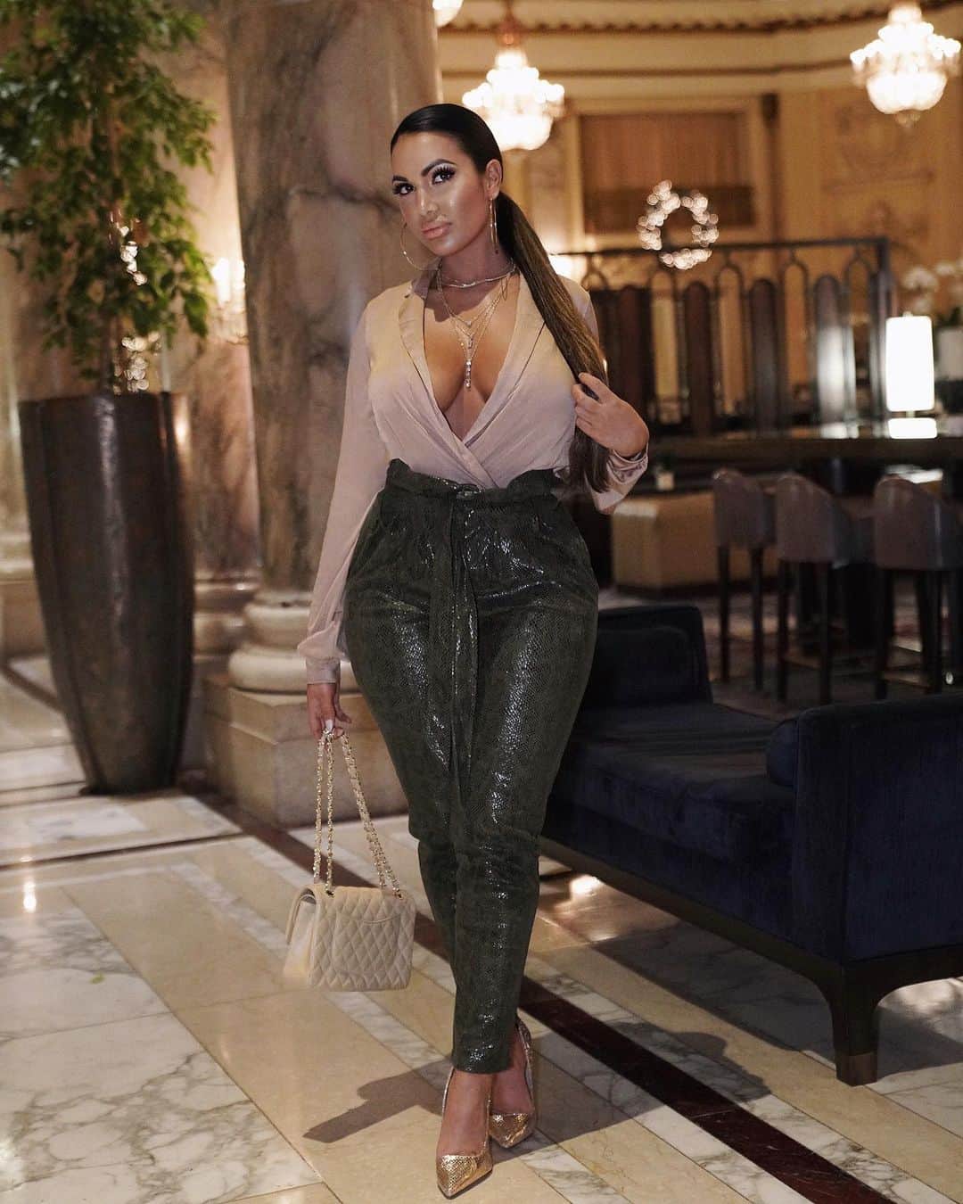 Aylen Aのインスタグラム：「Outfit @fashionnova Ad..Just a quick pic I took before dinner last night 🙂」
