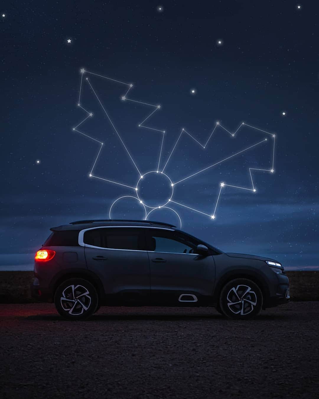 Citroënさんのインスタグラム写真 - (CitroënInstagram)「Fully iced out. 📸 @justartinn - #Citroen #C5AircrossSUV #Holidays #HolidaySeason #MagicInTheAir #Stars #Constellation #CarsOfInstagram #Adventure #ChristmasSpirit #Sky」12月30日 5時39分 - citroen