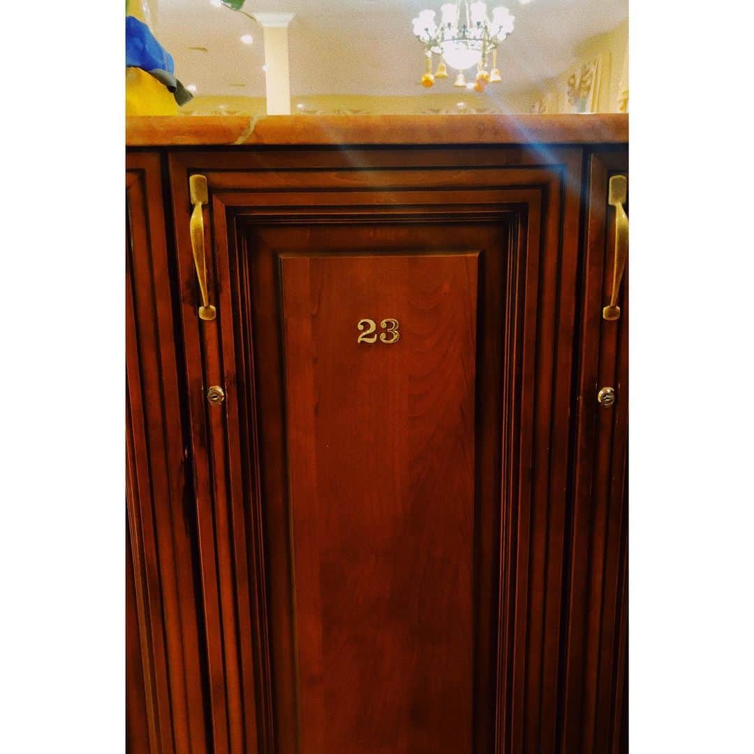 eriさんのインスタグラム写真 - (eriInstagram)「夜はサウナへ。今日こそはバーニャの大衆浴場へ。サンドゥニュイは松竹梅的なランクで分かれていてその中でも1番上のクラスに入ってみることにした。ロッカーはちゃんと23(ふーみ)。ロシアでも　#チェッ研　を心に。　#バーニャ探訪記」12月30日 5時41分 - e_r_i_e_r_i