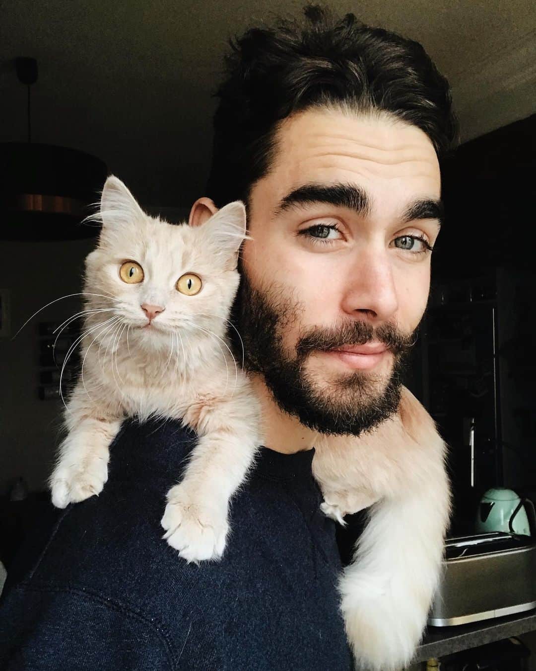 NICOLAS SIMOESのインスタグラム：「Sunday night selfie 😽」