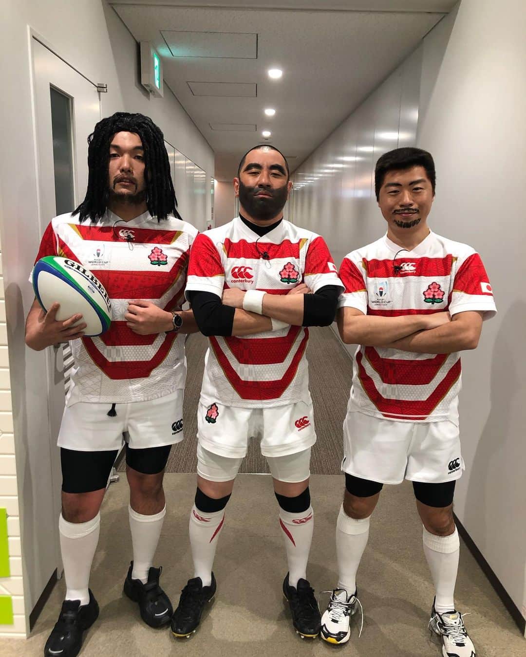 盛山晋太郎のインスタグラム：「今年のオールザッツ漫才では３変化しました。  #ラグビー堀江選手  #Ｒ指定　さん #南大阪のカスカップル #堀江選手で腕時計してしまってるの爪甘すぎ」