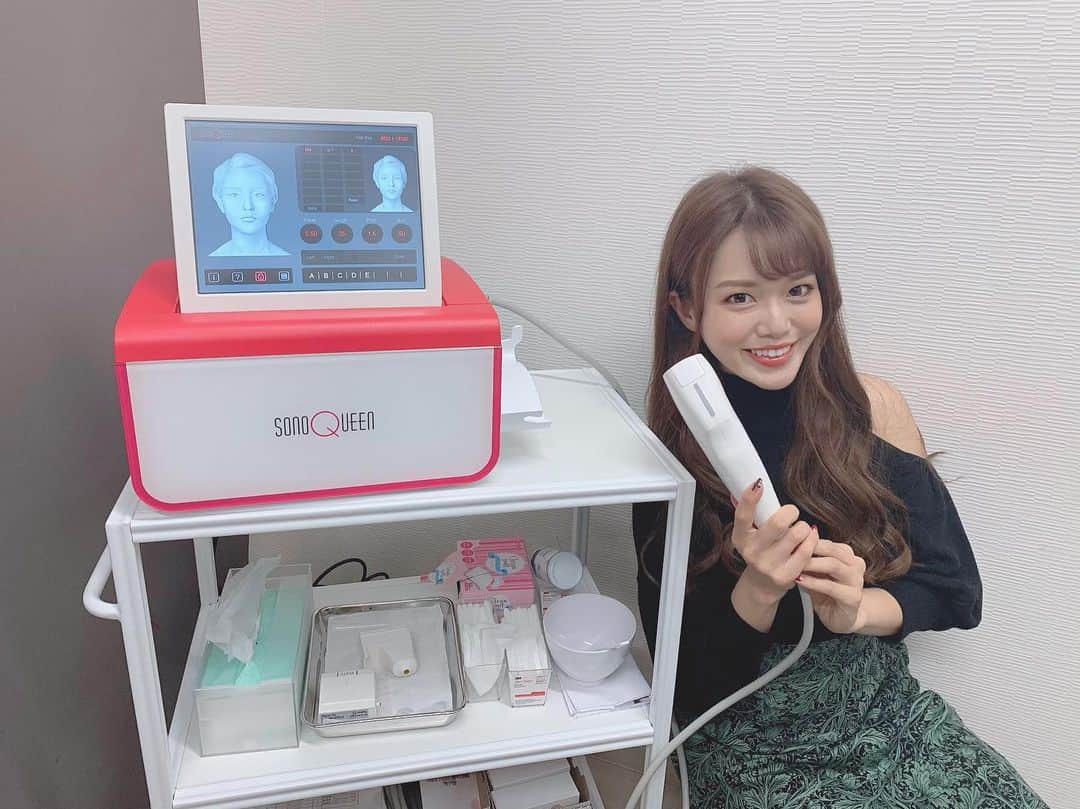 綾野ゆりかのインスタグラム：「東京中央美容外科堺院でお顔のリフトアップ ソノクイーンHIFUを受けてから2週間経ったよ✨ 施術直後よりもリフトアップしました🥺‼️‼️ HIFUはお手軽に受けられる施術だから本当おススメ✨ 私のインスタを見て下さった方にいいことがあるみたい！詳しくはクリニックに聞いてみてね！！💗 * * #リフトアップならtcb東京中央美容外科 #美容整形ならtcb東京中央美容外科 #東京中央美容外科 #tcb #美容外科 #東京中央美容外科堺院 #堺 #堺東 #大阪 #林弘樹先生 #ソノクイーン #hifu #東京中央美容外科 ハイフ #リフトアップ #pr」