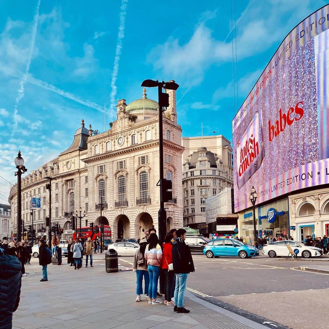 馬場彩月のインスタグラム：「I'll be back for sure !  #london #endoftheyear #2019 #december #noon #picadellycircus #hamleys #harrods #海外は絶対にやらかしてしまう #bayswater #oxfordcircus #iphone11 #europe #もう揚げ物見たくない」