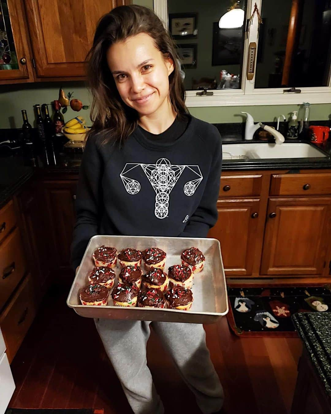 イングリッド・ニールセンのインスタグラム：「My go-to look over the holiday break this year: comfy sweats, some kind of baked good (these are FUNFETTI CUPCAKES!!! 🤤) and dirty hair with lots of dry shampoo in it 💯🧁」