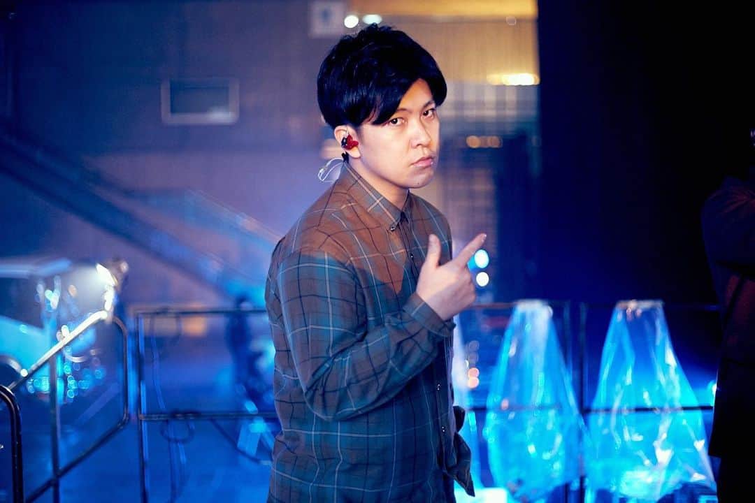 小川貴之のインスタグラム：「COUNTDOWN JAPAN 19/20 舞台袖 集中している中での精一杯のポージング 撮影:後藤壮太郎」