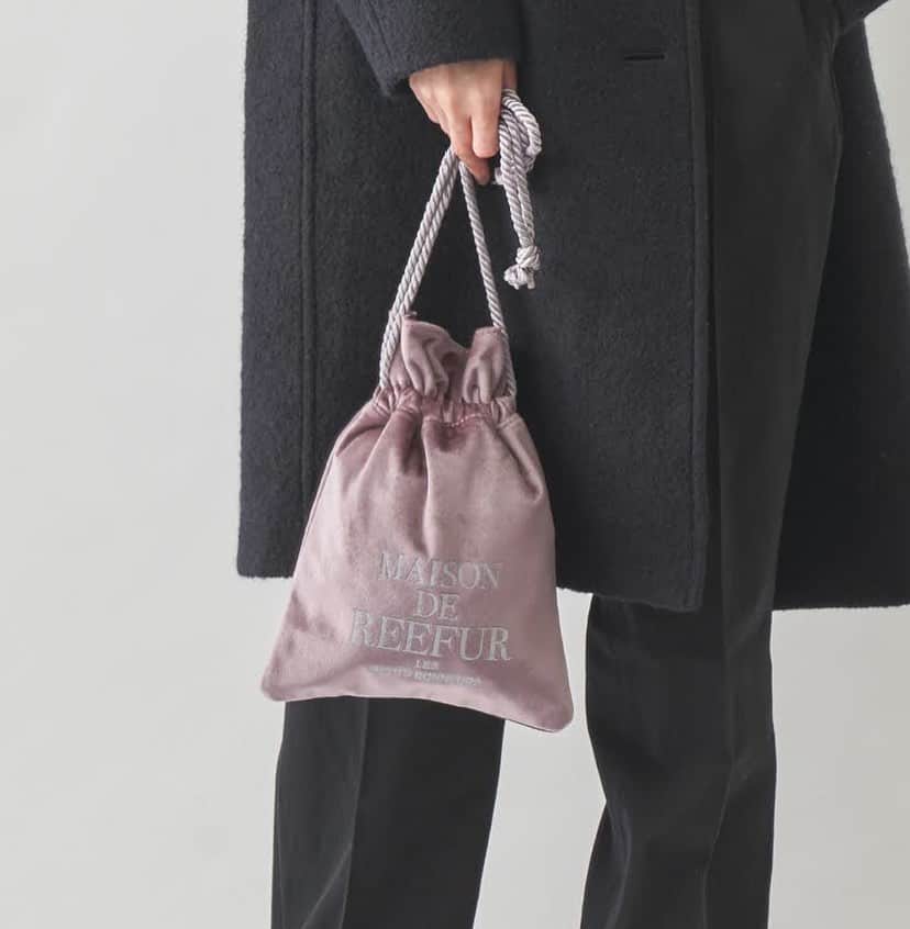 MAISON DE REEFURのインスタグラム：「. 【MERCI SALE】 . 7年間の感謝をこめて。 . 人気のREEFURロゴシリーズ。冬気分をぐっと盛り上げてくれる、ベロア素材のバッグがトレンドデザインにバージョンアップ。ホリデーシーズンのギフトにも。 . ■ Velour Bag/@maisondereefur . 【展開店舗】 ルミネエスト新宿店・博多店・OFFICIAL WEB SHOP・OFFICIAL GLOBAL SHOP・ZOZOTOWN店 . #maisondereefur #reefur #drawstringbag #pouch #sale #wintersale #winter #winterfashion #fashion #logo #bag #ロゴ #ポーチ #バッグ ＃巾着 #セール #リーファー #メゾンドリーファー #mercisale #merci #7年間ありがとう」