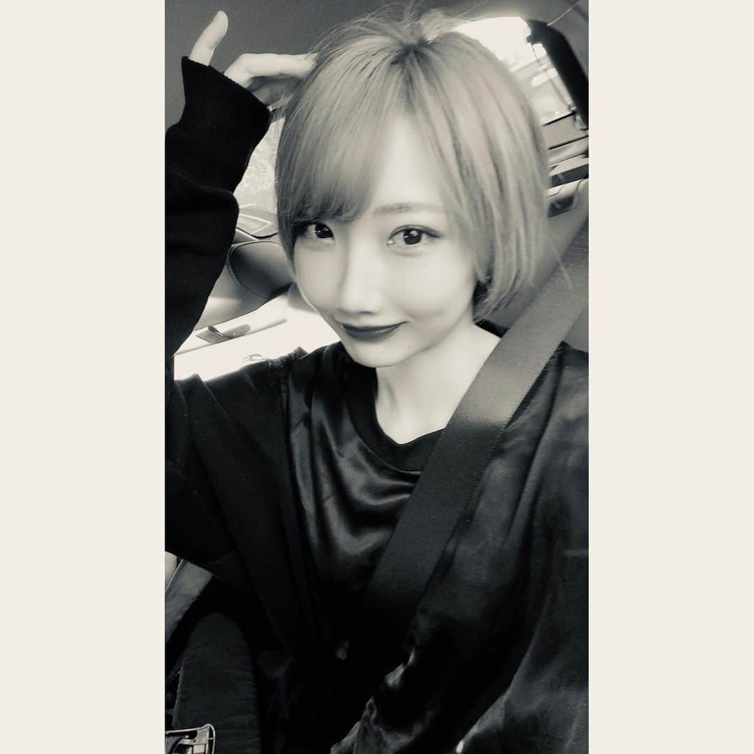 のインスタグラム：「﻿ 今回の髪お気に入り💫﻿ ﻿ ﻿ ﻿ ﻿#newhair  #ショート女子 #きっとこの先も#ショートヘア﻿ #金髪ショート　#ハイトーン　﻿ ﻿#セルフィー」