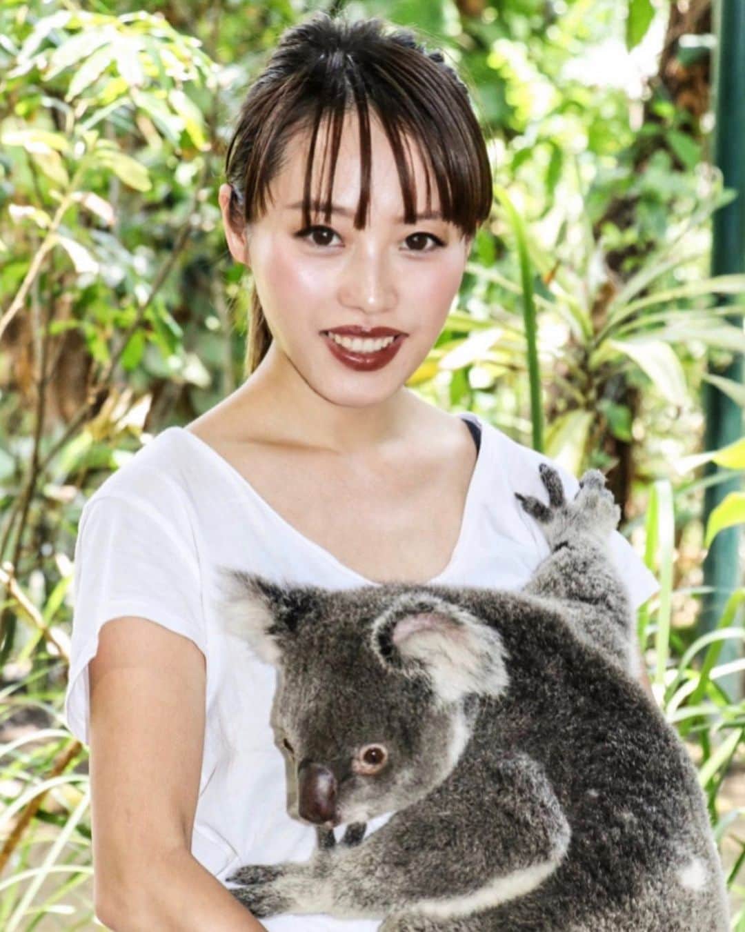 松林裕香さんのインスタグラム写真 - (松林裕香Instagram)「動物園の人がカメラで撮ってくれてた写真をお金を払ってダウンロードしたやつ。 証明写真感が否めない、 なんとも写りの悪い微妙でシュールなコアラ抱っこ写真🐨笑 .  #カランビン自然動物公園#CurrumbinWildlifeSanctuary#オーストラリア#ゴールドコースト#GoldCoast#たびすたぐらむ#旅好きな人と繋がりたい#旅好き女子#写真好きな人と繋がりたい#カメラ好きな人と繋がりたい#写真好きな人と繋がりたい#カメラ女子#ファインダー越しの私の世界#ダレカニミセタイケシキ#yukajourneyy」12月29日 21時40分 - yukapiano_