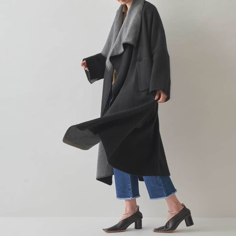 MAISON DE REEFURのインスタグラム：「. 【MERCI SALE】 . 7年間の感謝をこめて。 . 一枚のブランケットをまとうように、一重で仕立てられたコート。縁どりのディテールまでこだわったデザインは、大人の女性ならではの余裕さえ感じられる。 . ■ Blanket Coat/@maisondereefur . 【展開店舗】 ルミネエスト新宿店・博多店・OFFICIAL WEB SHOP・ZOZOTOWN店 . #maisondereefur #reefur #boa  #pouch #sale #wintersale #winter #winterfashion #fashion #logo #bag #ロゴ #ポーチ #セール #リーファー #メゾンドリーファー #mercisale #merci #7年間ありがとう」
