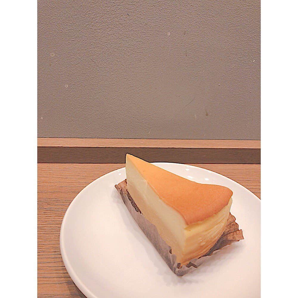 竹本萌瑛子のインスタグラム：「なんと美しいグラデーション . 他人の感性をイミテーション . ひぇあ、ひぇあ、 . #チーズケーキ」