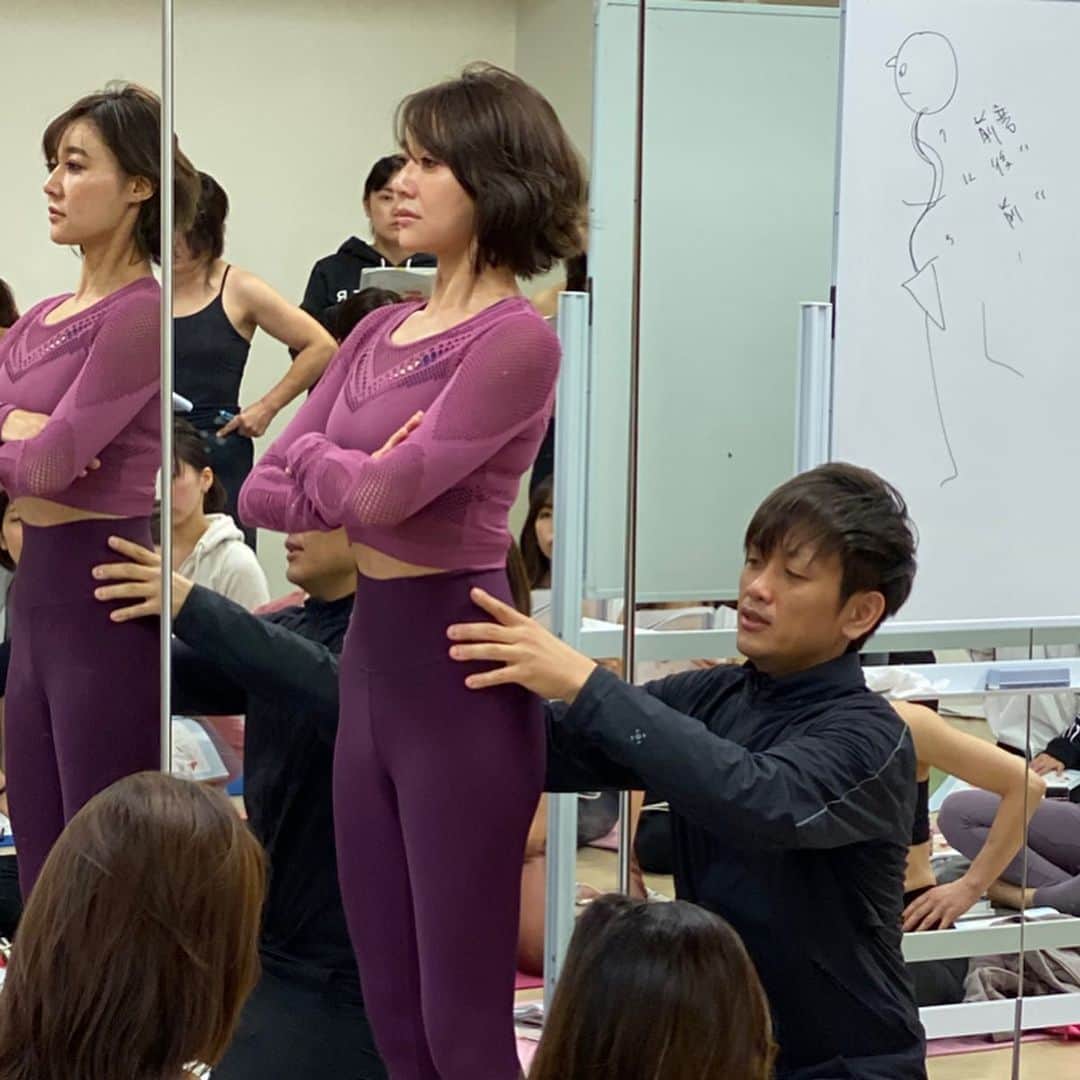 村田友美子さんのインスタグラム写真 - (村田友美子Instagram)「先日東京4期生大阪2期生アカデミーが終了しました。  アカデミーは私のメソッドを座学解剖学を学びながら身体と頭をつなげてほぐしまくり、伸ばしまくり、トレーニングしまくる8時間×5日間。  今回も全国からたくさんの方にご参加頂きました。 一般の主婦の方やインストラクター、医療関係の方やライザッ☆のファイナリストの方まで。。。まさかの女医さんも。私より知識あるやないかい！と思いながらも最新解剖メソッドを伝えきりました。  皆さんの参加の理由は様々でしたが、この5日間でなにか一つでも変われるように発見や喜びがあるように私の全ての知識を全力でお伝えできたかなと思います😊  私のメソッドの最大の特徴は 自分の身体の弱点や歪みを知り、とことん自分の身体と向き合い、自分自身で改善していく！ 誰かに治してもらうとかやってもらうとか、他力本願ではないってこと！  それが一番身体が変わる✨  今期の皆さんも努力家で学ぶことに積極的で日を追うごとにどんどん姿勢が変わり、ラインが変わり、その変化と報告が嬉しくて嬉しくて😭  もちろん、骨盤が変わる方、お尻があがり脚が細くなる方、くびれができた！とか小顔になった、腰痛とか上がらなかった肩が上がるようになったり。。。 末端冷え性の方の黒ずみが消えたのも驚き！ あとはもともとの病気で膵臓の数値が何十年も変わらず高かった方が初めて普通の数値になり、お医者様が驚いていたとか。。 理由としてはほぐすことで血流が良くなり内蔵機能の向上が考えられるみたいです。  今回は私の身体がさらに進化したこともあり、実際にみなさんに触ってもらう時間をつくりました。 百聞は一触にしかず、、、 触れることでお腹の柔らかさとかお尻の張り呼吸の深さを感じてもらい、これがインナーなんだって知ってほしかった。 まるで握手会のように並んでお尻待ちしてくれてるみんなを愛おしく感じました😂  アカデミーのみなさん、楽しく有意義な時間、そして心のこもったメッセージカードありがとうございました😊 皆さんのメソッドに対するあつい想いを感じられて幸せーーー  ここから知識を活かすも殺すも自分次第😎ぜひ‼️変わった姿見せて下さい。きれいになってほしい。  今年も残りわずか。 ユミコアボディに通って下さったお客様、アカデミーの皆様、ニコ生を見てくださった方々、インスタをフォローしてくださっている皆様、一年間ありがとうございました。  すべての人にきれいになってほしい。 それが私の願いです✨  #文が長すぎ #この記事upしようとしてから一週間かかったw #想いがあると長くなる #yumicorebodyアカデミー #身体を変える5日間 #神経を蘇らせる5日間 #骨格を変える #ただ痩せる太るの話じゃない #たるみのない張りのある身体 #3dxエロbody #脚痩せじゃなくて脚長痩せ #ぱちんぱちんのお尻 #ふわふわのお腹 #最新解剖学メソッド #私の進化がとまらない #yumicorebody @yumicorebodyofficial」12月29日 21時43分 - yumicorebody