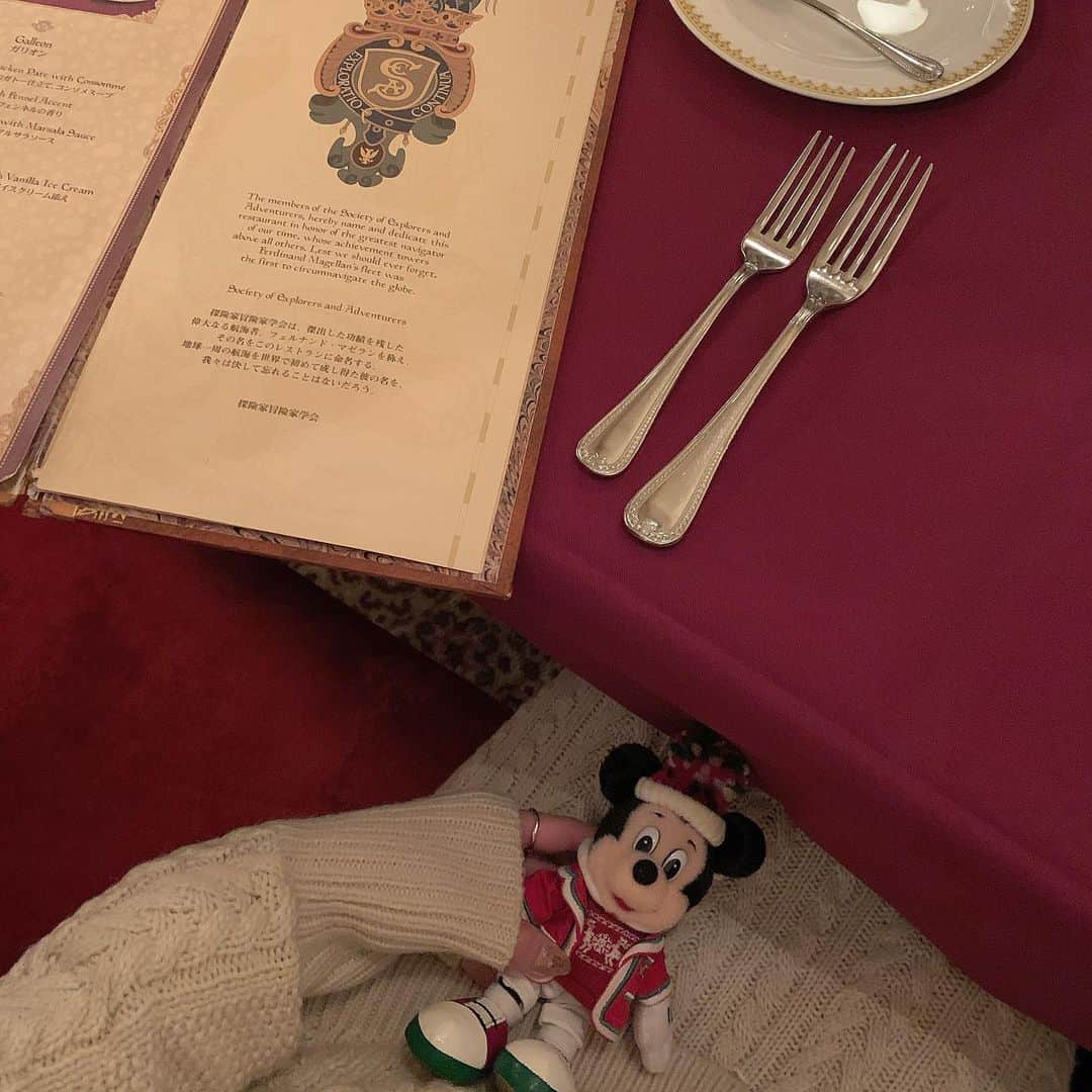 前田亜美のインスタグラム：「. . ここのレストランは本当にのんびりできてお気に入り。. . 今年はたくさんディズニーにも行けて、ディズニーのお仕事もできてディズニー三昧の最高な2019年でした。. . . 来年ももっと熱く！ディズニー愛を大事に過ごしていきたいなˊᵕˋ). . . 年パスがもうすぐきれる😭笑. . . #ディズニー #ディズニーランド #ディズニーシー #マゼランズ #Disney #ディズニーコーデ」