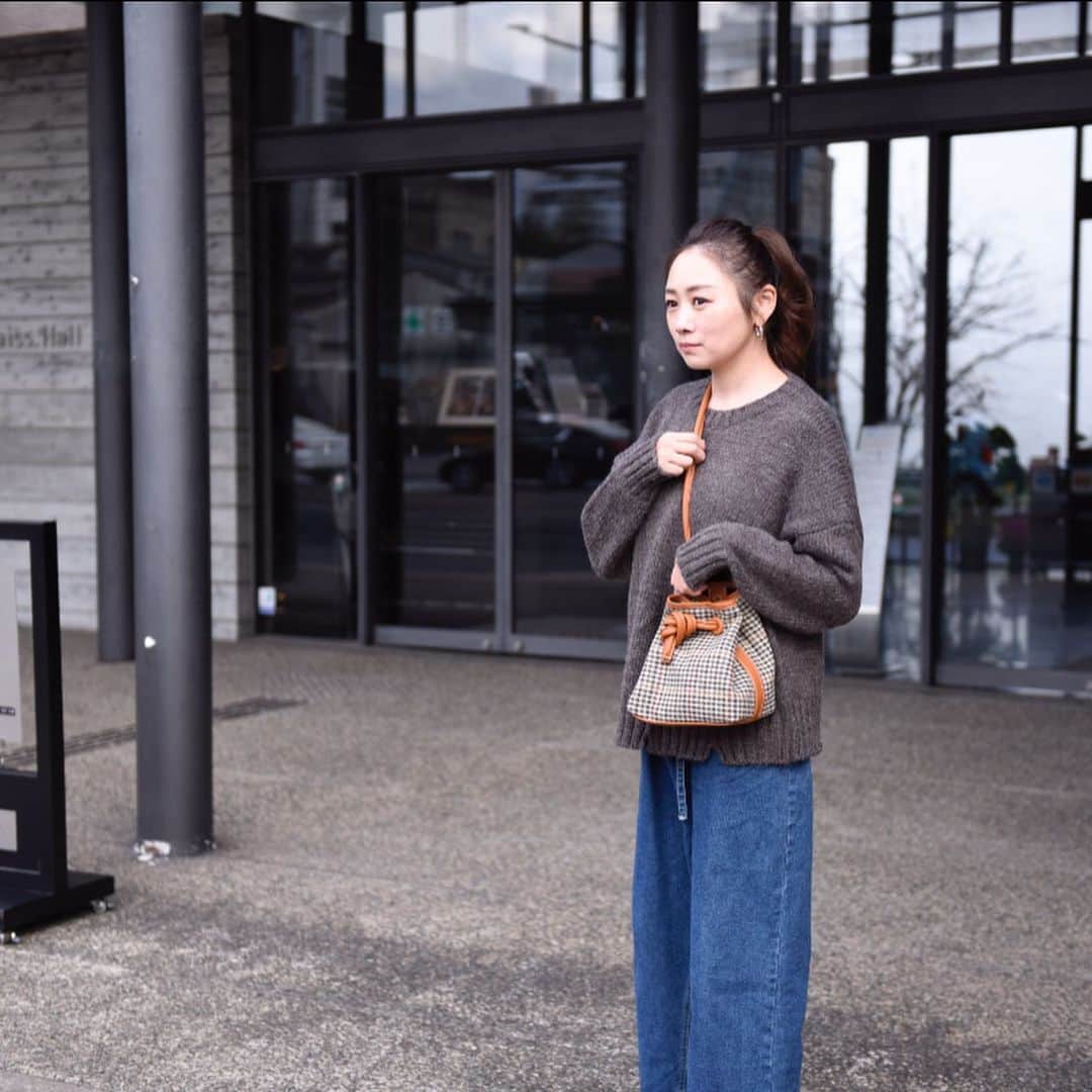 Keikooooooのインスタグラム：「年末。やっと年賀状も書いて、 服の大片付け、掃除も済んで すっきりー。あとはお花飾ろうかな。 そんな昨日はブラウンコーデでした🐻 豚さんブーツ、まずはプチプラでチャレンジ🐷💗 . knit #donoban @donobanweb  denim @day_and_grade  bag @ivy_select  short boots @ivy_select」