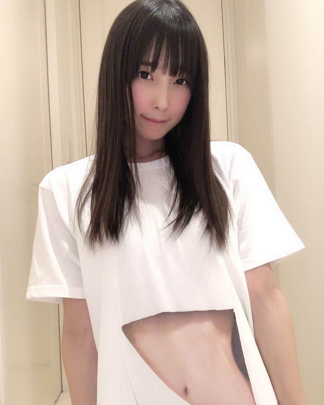 のインスタグラム：「ウエスト52cmに見えるTシャツ着てみたけどいつもの自分だった。 それはそうよな 何も違和感なくて笑った  みんなは違和感を楽しんでください←  #妄想マッピングTシャツ #あやのウェスト #ウエスト52センチ」