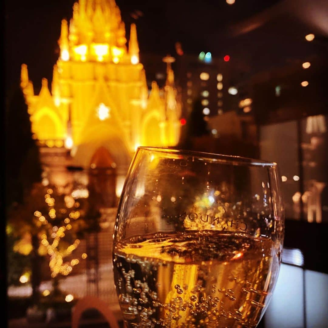 JULIANさんのインスタグラム写真 - (JULIANInstagram)「🥂 #ヴィーノボーノ #イタリアン　 #ディナー　#ディナーデート  #東京ディナー #乾杯　#シャンパン　#🍷　#🥂 #わいん　#カクテル  #セントグレース大聖堂  #青山セントグレース大聖堂  #青山　#表参道　 #恋人の聖地 #デート　#デートスポット  #カップル　#カップルグラム #イルミネーション　#夜景　#綺麗 #夜景ら部 #夜景好き  #旅行　#カメラのある生活  #ファインダー越しの私の世界  #aoyama #omotesando」12月29日 21時48分 - julian_official_jp