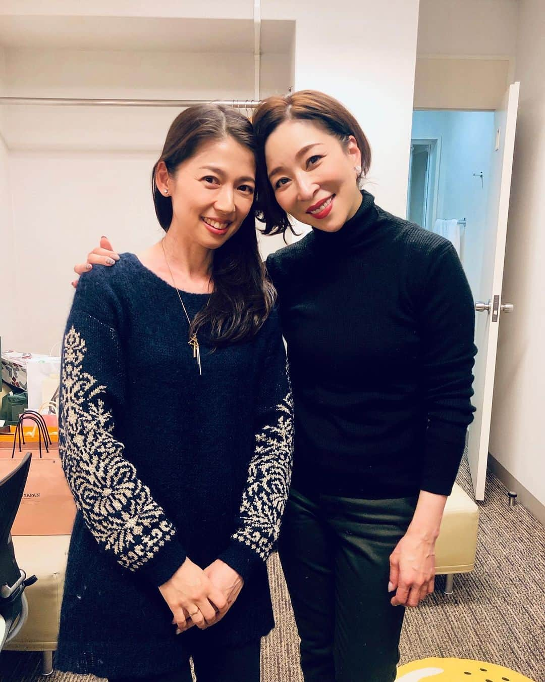 純名里沙さんのインスタグラム写真 - (純名里沙Instagram)「先日の事です＾＾💗 宝塚歌劇団時代に大変お世話になりました、真矢ミキさん主演の舞台『正しいオトナたち』を観に、グローブ座へ行ってまいりました🍀✨ ・ 4人のオトナ達の台詞劇。面白い演出✨ どんどん予想もしない方向に進む会話劇に、 客席もいつしか引き込まれて、大笑いしながら、最後には何故か涙している、、素晴らしい芝居でした。。✨ ・ そして、達者な役者さんたちの中でひときわ輝いていたのが主演の真矢ミキさん。宝塚歌劇団時代に花組のトップスターでいらして、私は娘役としてトップコンビを組ませていただいていたお方🙌✨ ・ やっぱり舞台の上のミキさんは凄い‼感情をグイグイ掴まれてしまう❤️ 流石でした✨本当に観に行けて良かったー。。と、終演後にドキドキしながら楽屋にご挨拶に伺わせていただきました。久しぶりの再会は格別に嬉しかったです(*^_^*) ・ 若くて一生懸命、毎日必死で、、全く余裕が無かったあの頃（在団中）のワタシ。。長い時を経て、大人になった今、改めてご縁をいただいた方々と、ゆっくりお話してみたい🍷そんな風に感じている年の瀬です🙌✨ ・ #真矢ミキさん  #舞台 #正しいオトナたち  #素晴らしかった #純名里沙 #risajunna #懐かしの #花組トップコンビ #です🙌 #❤️」12月29日 21時51分 - risajunna3158