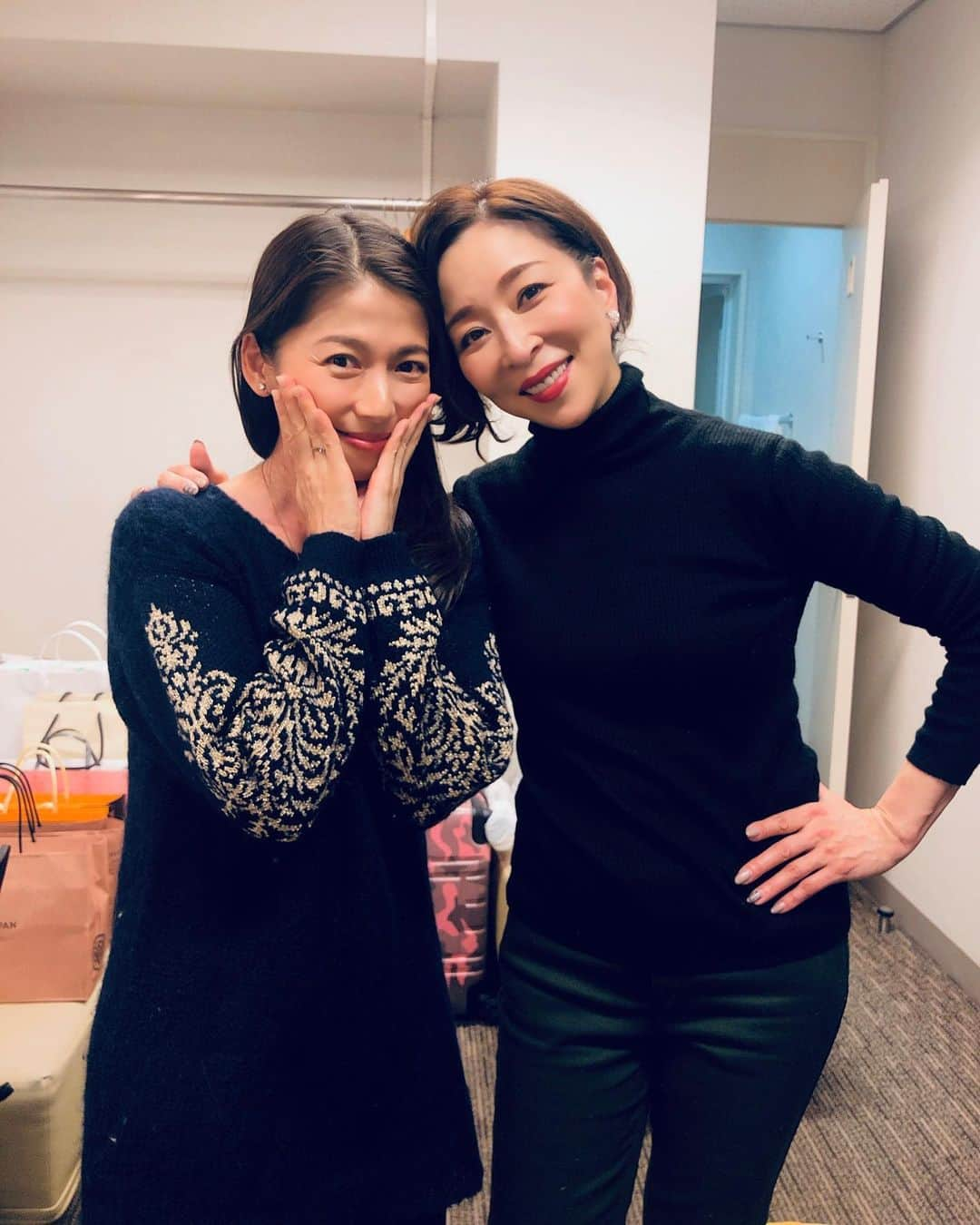 純名里沙さんのインスタグラム写真 - (純名里沙Instagram)「先日の事です＾＾💗 宝塚歌劇団時代に大変お世話になりました、真矢ミキさん主演の舞台『正しいオトナたち』を観に、グローブ座へ行ってまいりました🍀✨ ・ 4人のオトナ達の台詞劇。面白い演出✨ どんどん予想もしない方向に進む会話劇に、 客席もいつしか引き込まれて、大笑いしながら、最後には何故か涙している、、素晴らしい芝居でした。。✨ ・ そして、達者な役者さんたちの中でひときわ輝いていたのが主演の真矢ミキさん。宝塚歌劇団時代に花組のトップスターでいらして、私は娘役としてトップコンビを組ませていただいていたお方🙌✨ ・ やっぱり舞台の上のミキさんは凄い‼感情をグイグイ掴まれてしまう❤️ 流石でした✨本当に観に行けて良かったー。。と、終演後にドキドキしながら楽屋にご挨拶に伺わせていただきました。久しぶりの再会は格別に嬉しかったです(*^_^*) ・ 若くて一生懸命、毎日必死で、、全く余裕が無かったあの頃（在団中）のワタシ。。長い時を経て、大人になった今、改めてご縁をいただいた方々と、ゆっくりお話してみたい🍷そんな風に感じている年の瀬です🙌✨ ・ #真矢ミキさん  #舞台 #正しいオトナたち  #素晴らしかった #純名里沙 #risajunna #懐かしの #花組トップコンビ #です🙌 #❤️」12月29日 21時51分 - risajunna3158