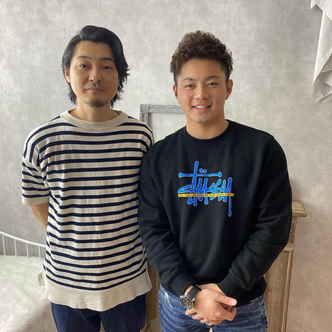 成田翔のインスタグラム：「今日は毎年秋田に帰った時にいく美容院に行ってきました👍 今日もありがとうございました😊 #sisterbygrimm  #秋田市美容院」