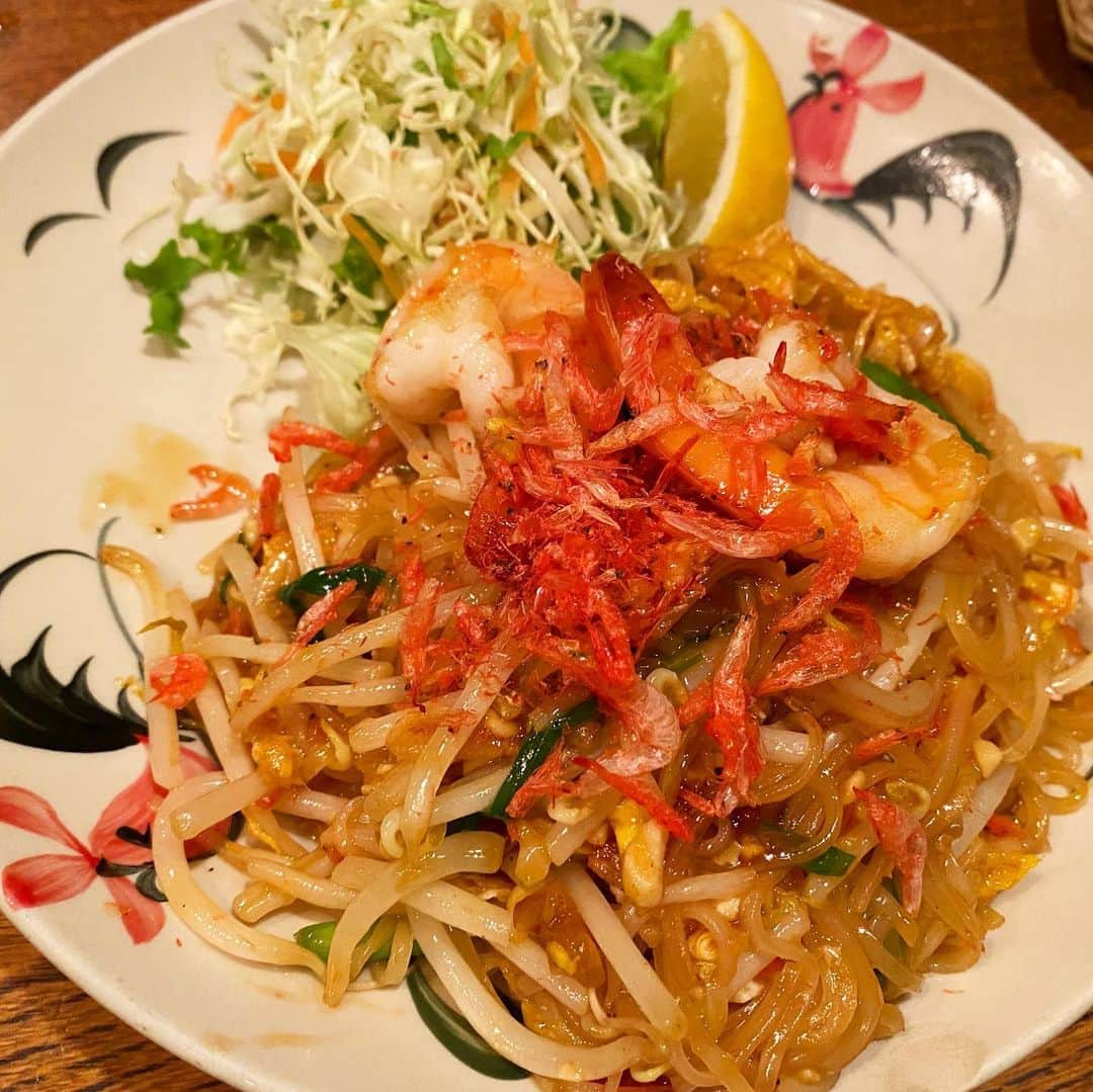 のインスタグラム：「タイ料理納め。 Love asian foods!!! . #タイ料理 #パッタイ #レモングラス #パクチー #thailand #thaicuisine #lovethaifood #loveasia #🇹🇭」
