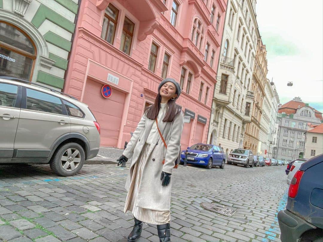 Kim Chiuさんのインスタグラム写真 - (Kim ChiuInstagram)「It looks so creamy!!!!!!! 🥛🍵🍯🍫 Para silang mga chocolates sa pader!!!! 😍🤤 (matcha, strawberry cream, white chocolate, honeycomb flavor!!!!.) nomnomnom!!!!! 😅 such a picturesque city!!!😍 can i live inside the pink bldg?!!! 💗 . . Sending you good vibes from the other side of the world!!!!🇨🇿. happy holidays everyone!!!!💋 #Chiurista #ootdksyc」12月29日 21時52分 - chinitaprincess