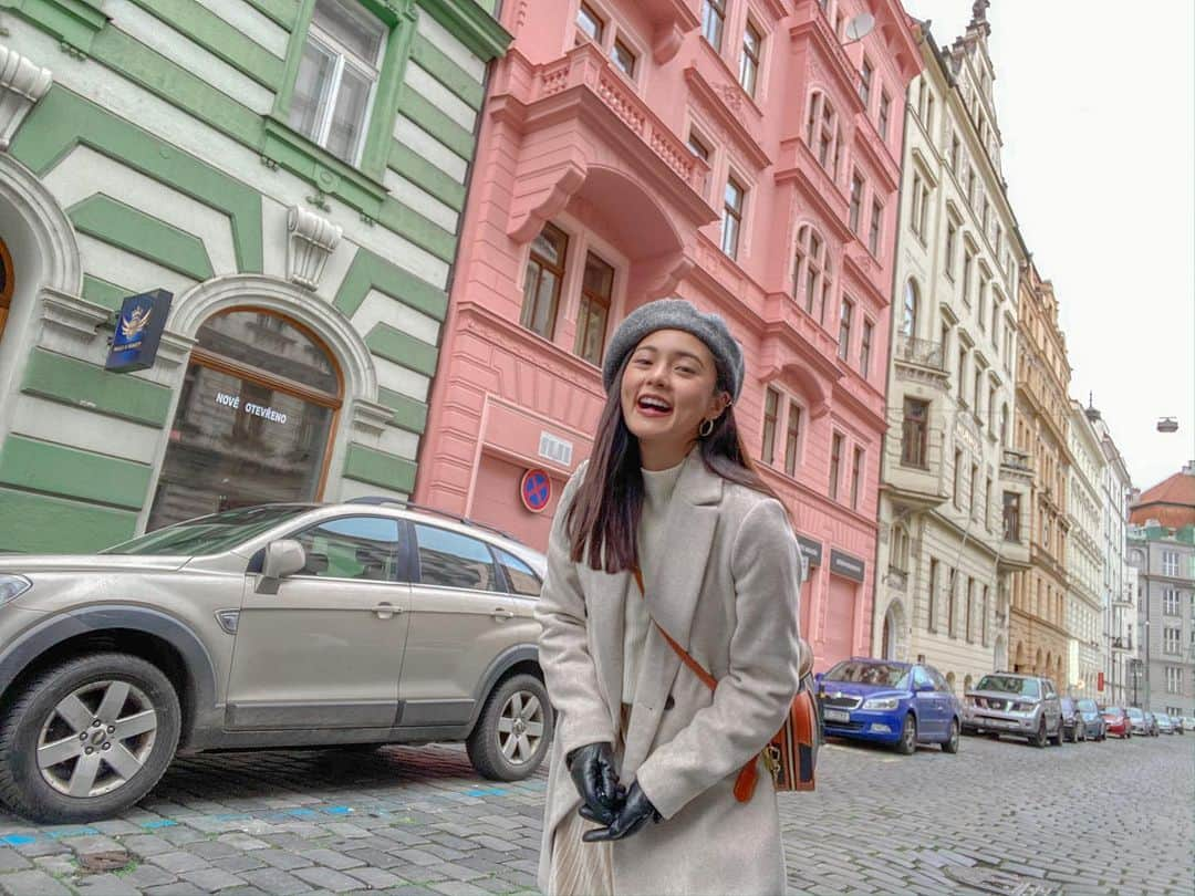 Kim Chiuさんのインスタグラム写真 - (Kim ChiuInstagram)「It looks so creamy!!!!!!! 🥛🍵🍯🍫 Para silang mga chocolates sa pader!!!! 😍🤤 (matcha, strawberry cream, white chocolate, honeycomb flavor!!!!.) nomnomnom!!!!! 😅 such a picturesque city!!!😍 can i live inside the pink bldg?!!! 💗 . . Sending you good vibes from the other side of the world!!!!🇨🇿. happy holidays everyone!!!!💋 #Chiurista #ootdksyc」12月29日 21時52分 - chinitaprincess