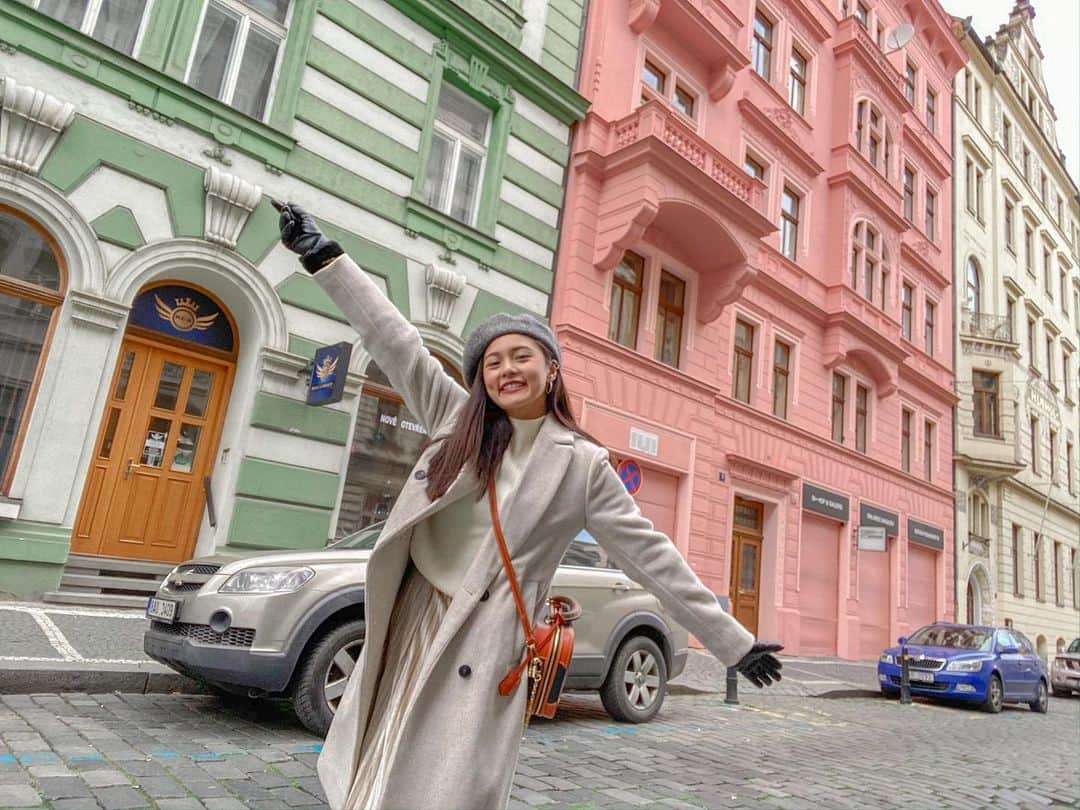 Kim Chiuさんのインスタグラム写真 - (Kim ChiuInstagram)「It looks so creamy!!!!!!! 🥛🍵🍯🍫 Para silang mga chocolates sa pader!!!! 😍🤤 (matcha, strawberry cream, white chocolate, honeycomb flavor!!!!.) nomnomnom!!!!! 😅 such a picturesque city!!!😍 can i live inside the pink bldg?!!! 💗 . . Sending you good vibes from the other side of the world!!!!🇨🇿. happy holidays everyone!!!!💋 #Chiurista #ootdksyc」12月29日 21時52分 - chinitaprincess